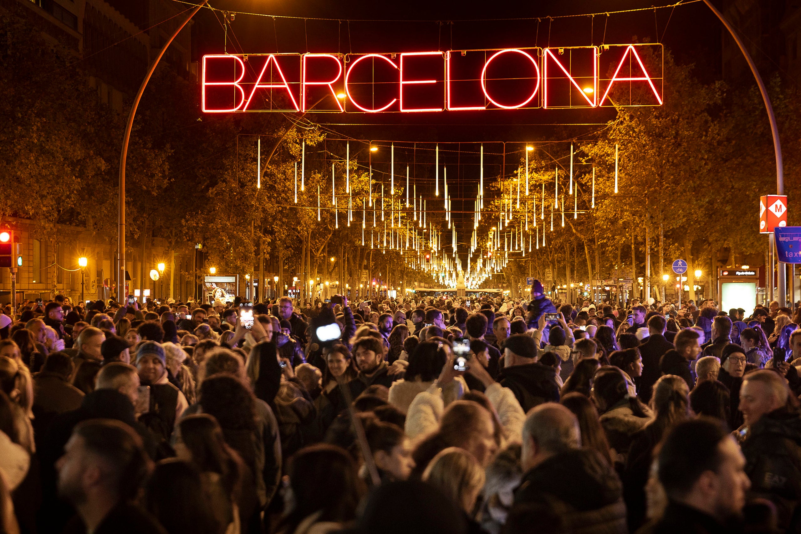 Encesa dels llums de Nadal als carrers de Barcelona. Gran Via de les Corts Catalanes.
22.11.2025, Barcelona
foto: Jordi Play per a totbarcelona.cat