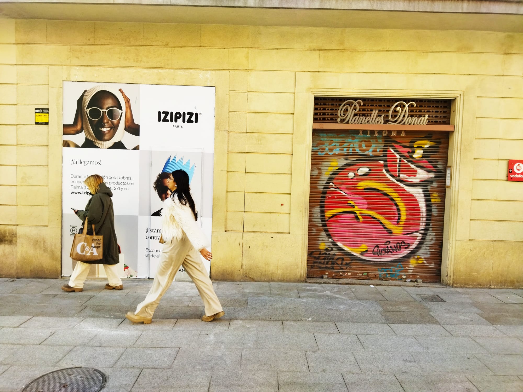 La botiga de Planelles Donat, al número 7 del Portal de l'Àngel, tancada / Jordi Subirana