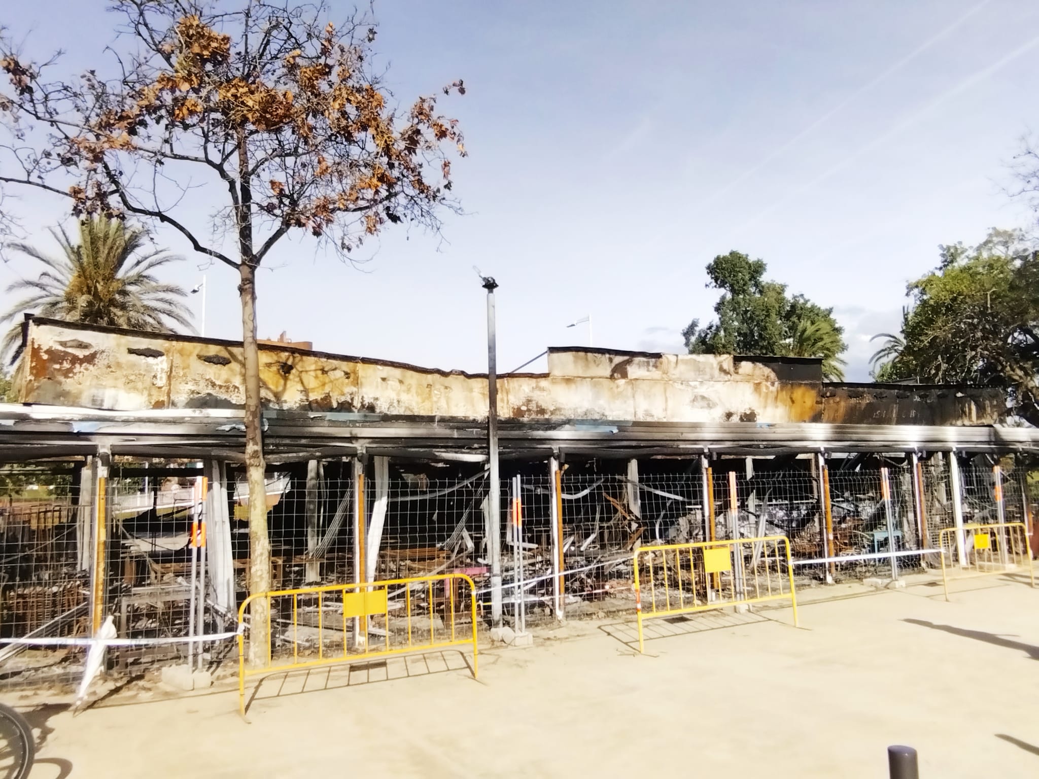 El restaurant Las Sardinitas, al Bogatell, un mes després de l'incendi / Jordi Subirana