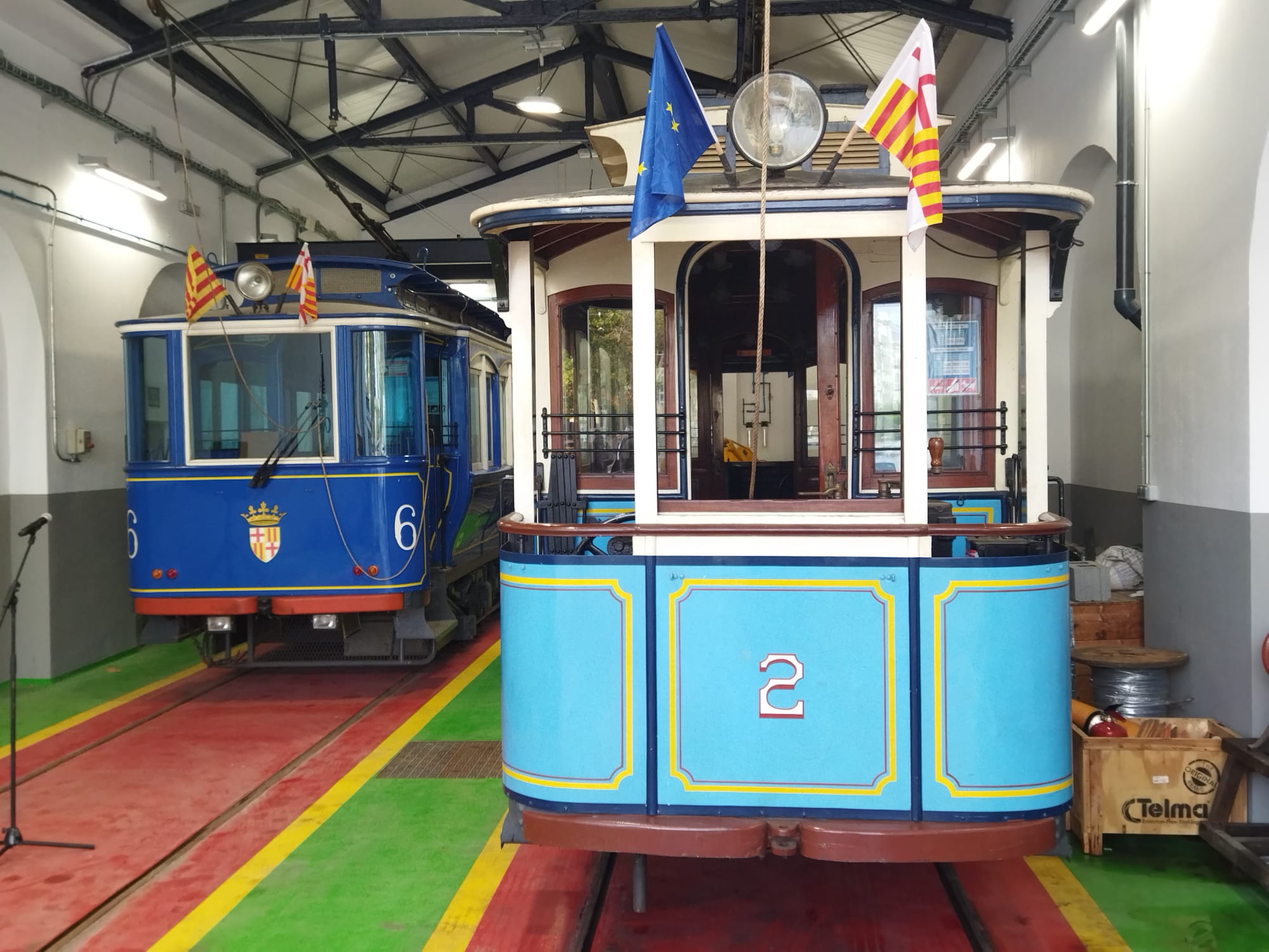 Dos combois del Tramvia Blau, a les cotxeres del Tibidabo / Jordi Subirana