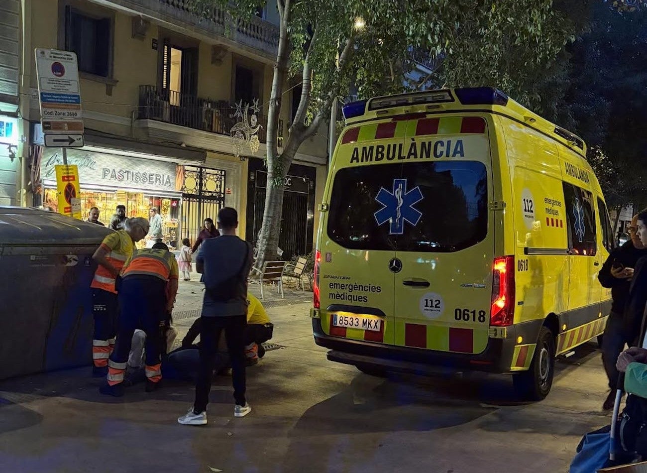 La vianant atropellada pel ciclista de Glovo, atesa pel SEM, a Sant Antoni / Cedida al TOT Barcelona- Instagram Salvem Sant Antoni Project