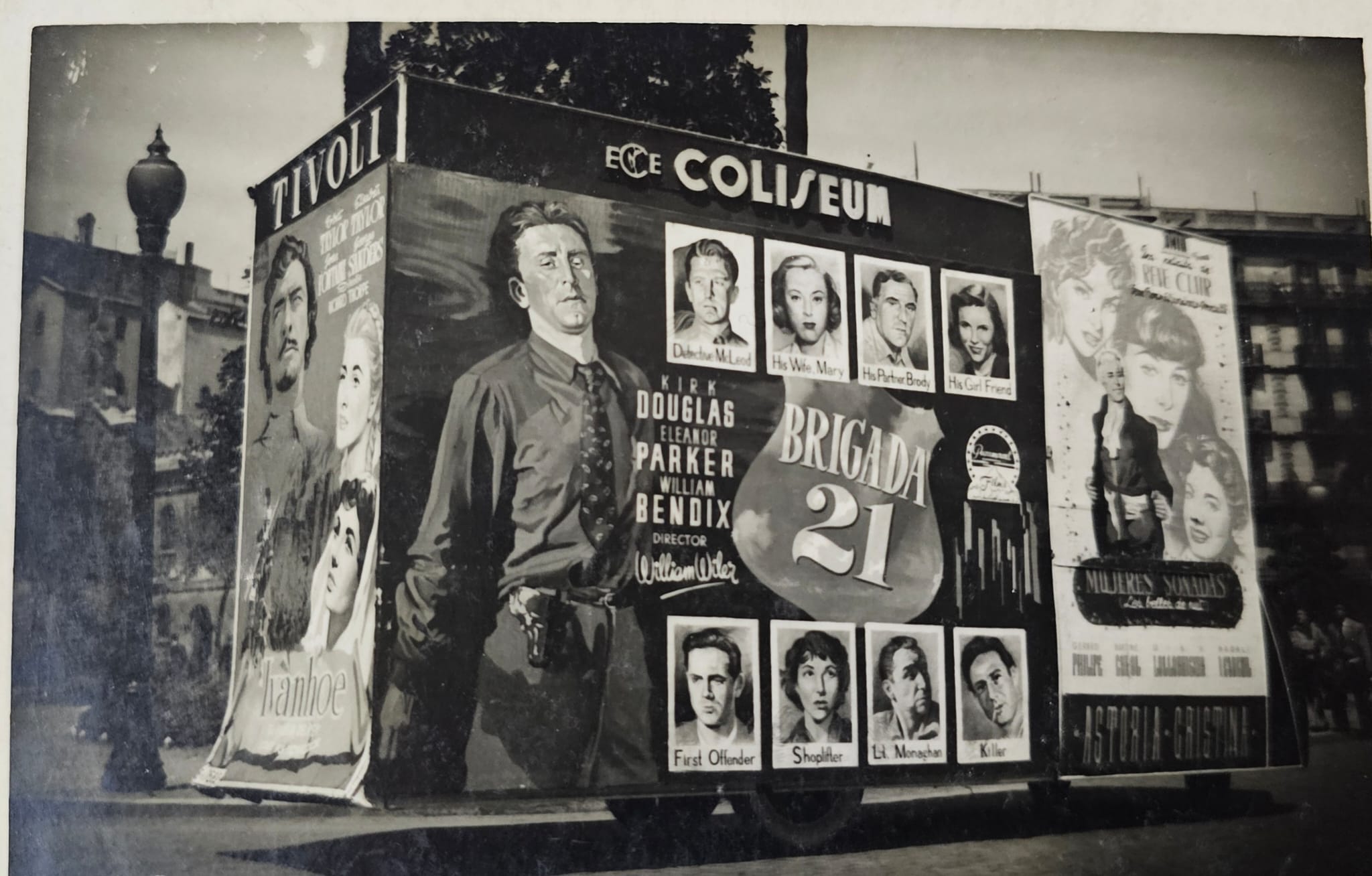 Un dels cartells de pel·lícules i obres de teatre que va pintar l'artista barceloní Lluís Pesarodona, Pessa / Cedida