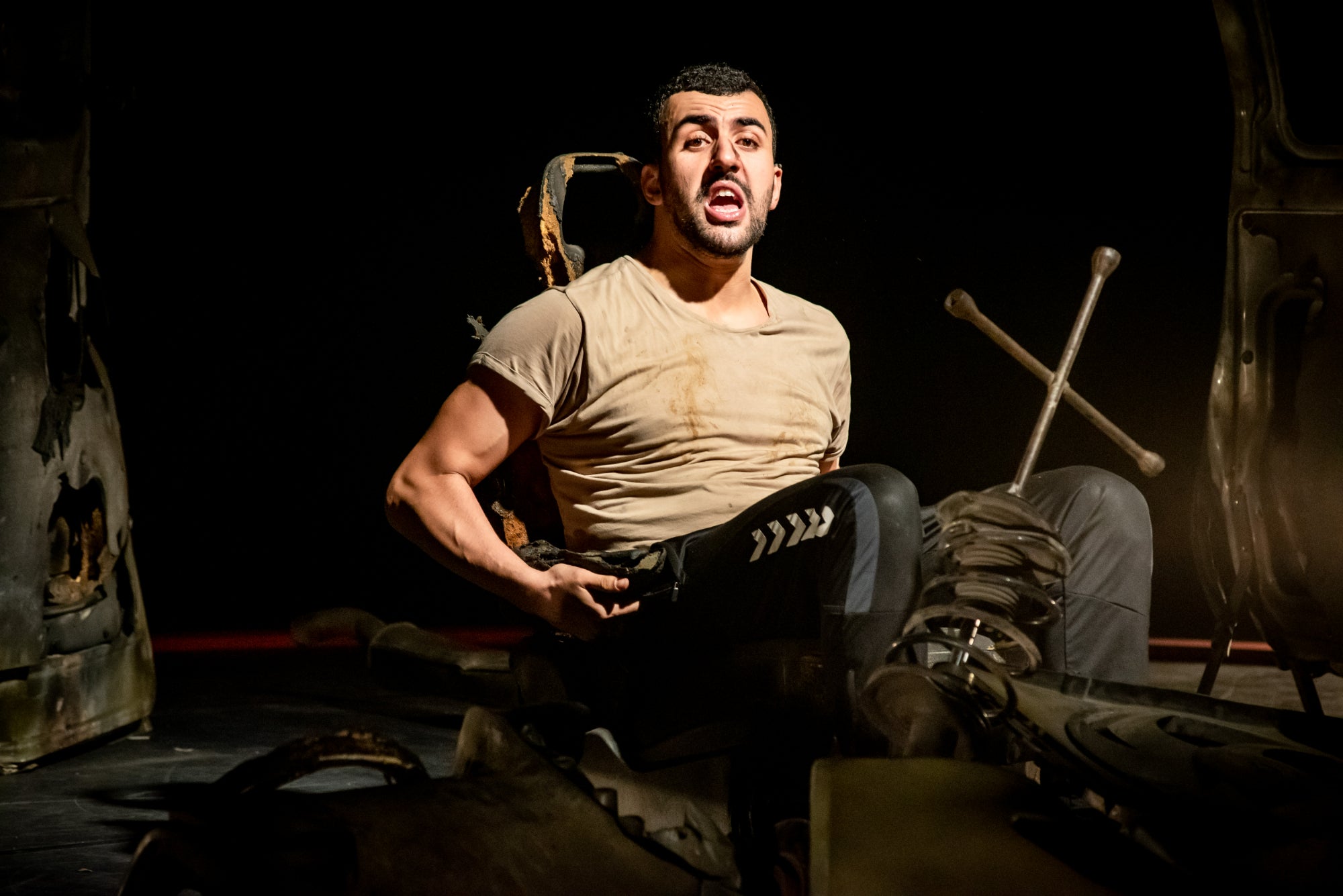 Una de les escenes del thriller teatral 'BONOBO 2.0' interpretat per Moha Amazian i dirigit per Josep Julien / Cedida