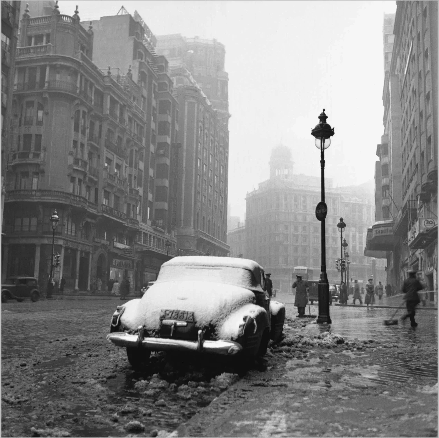 Francesc Català-Roca. Gran Vía nevada, 1953 / Copia póstuma, 2003. Fotografía. Colección Museo Nacional Centro de Arte Reina Sofía, Madrid