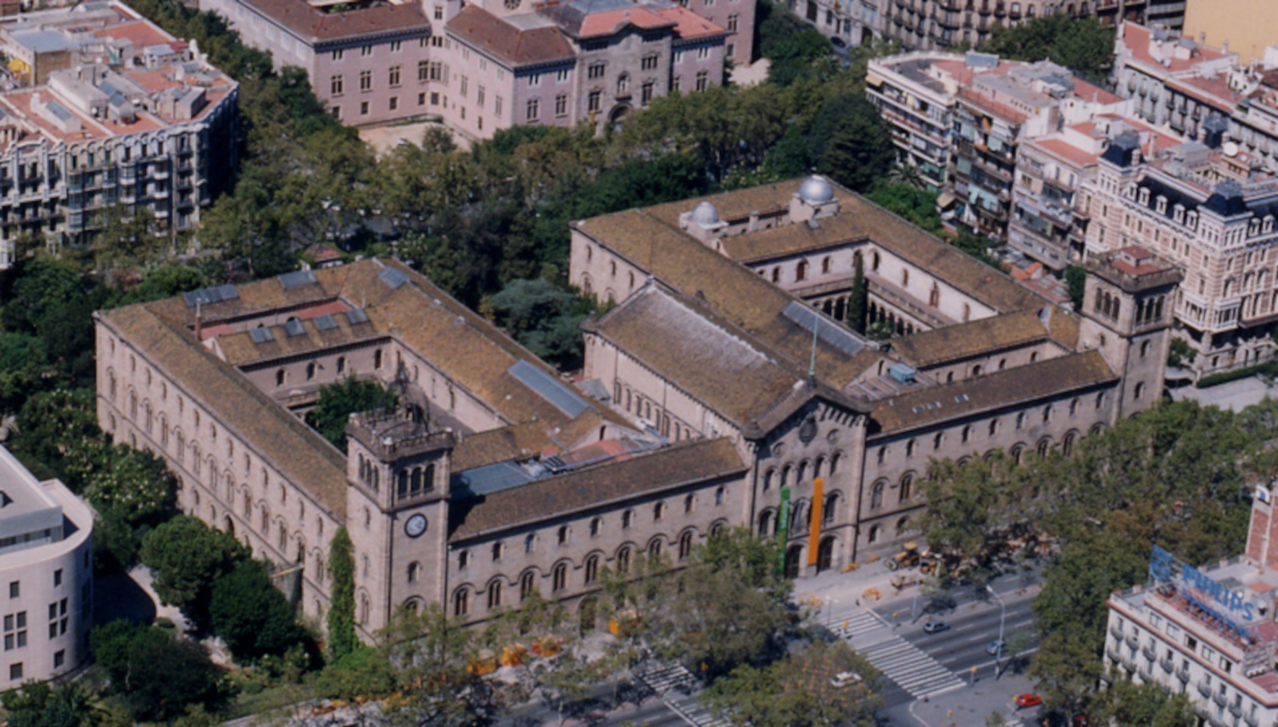 L'edifici històric de la Universitat de Barcelona vist des de l'aire / UB
