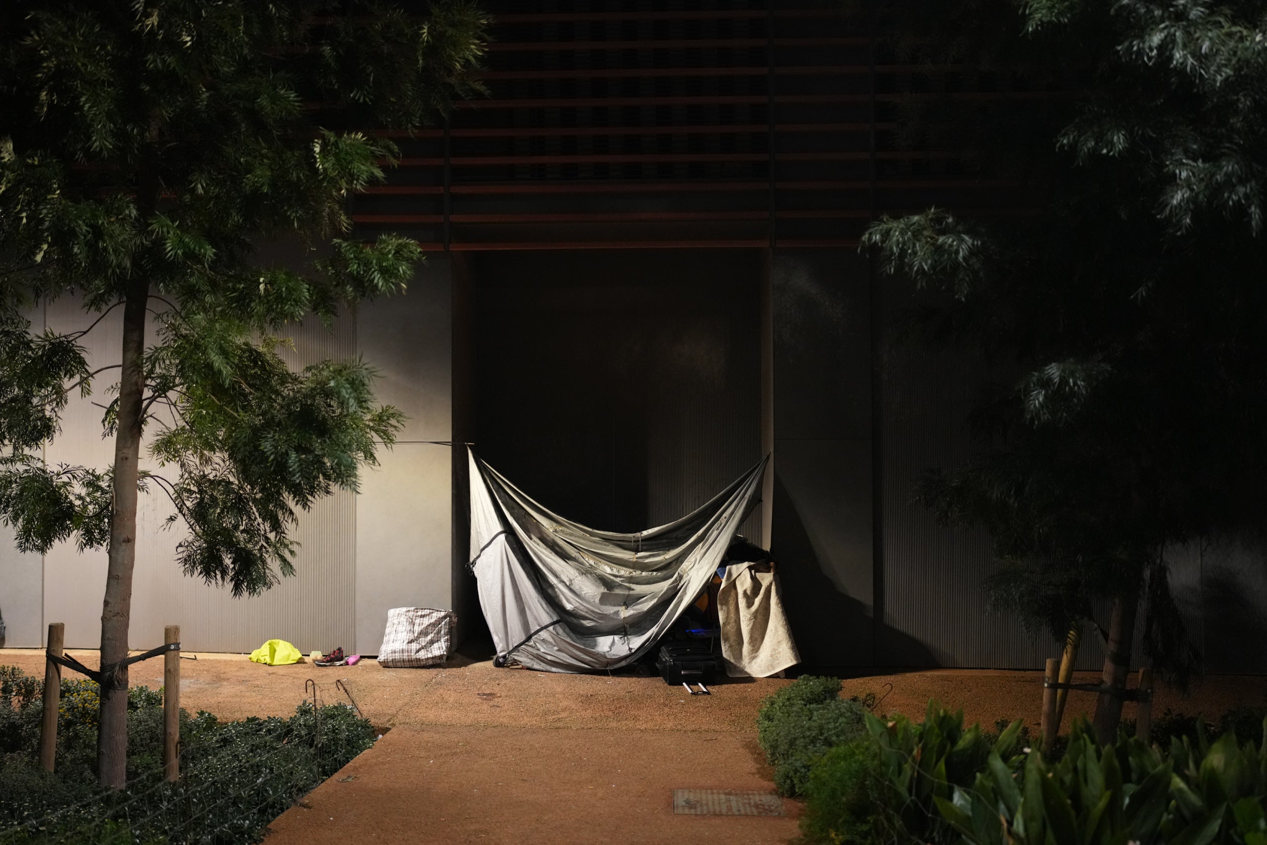 Un tendal protegeix una persona sense llar a Barcelona / ACN-Joan Mateu Parra