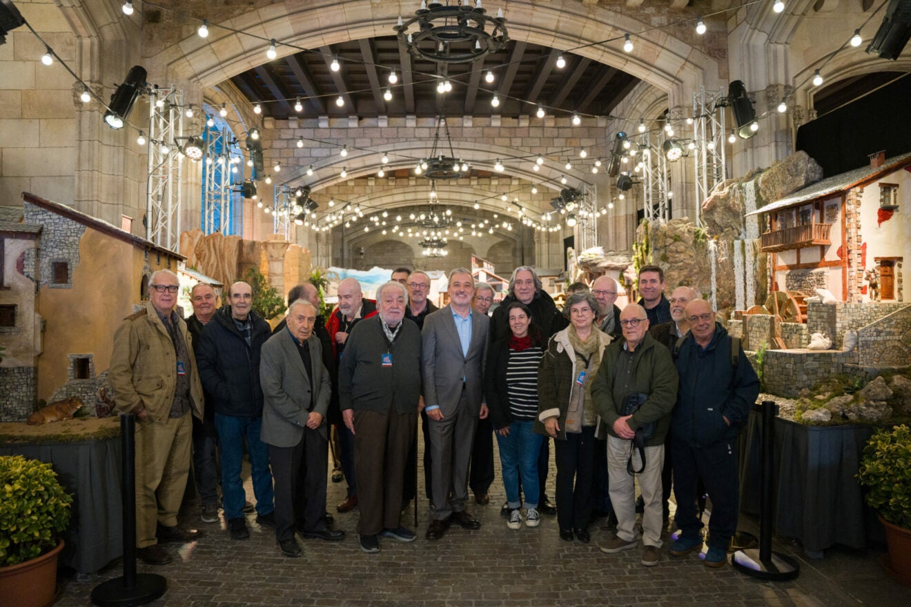 L'alcalde de Barcelona, Jaume Collboni, amb camisa clara, acompanyat de representants de l'Associació de Pessebristes de Catalunya

| Ajuntament de Barcelona