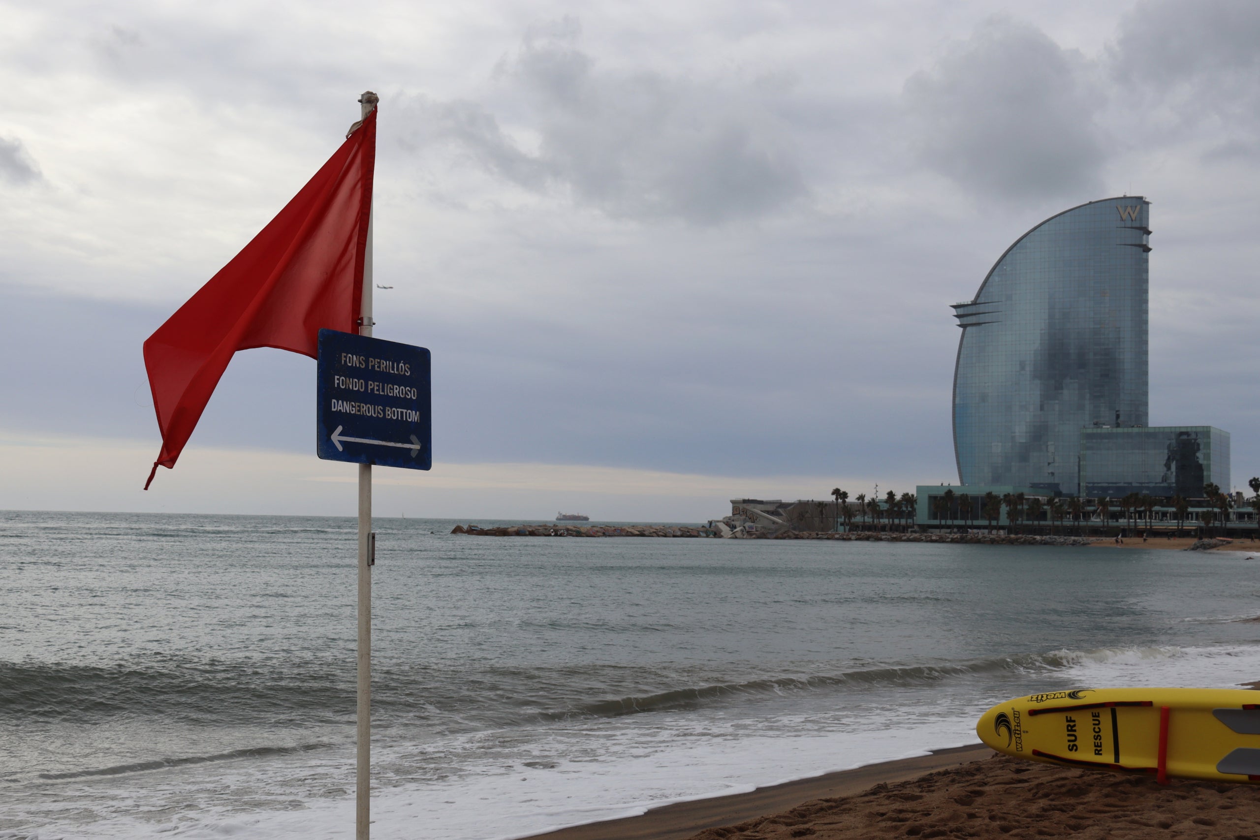 Bandera vermella a la platja de Sant Sebastià de Barcelona pel mal estat de la mar | Marta Vidal (ACN)