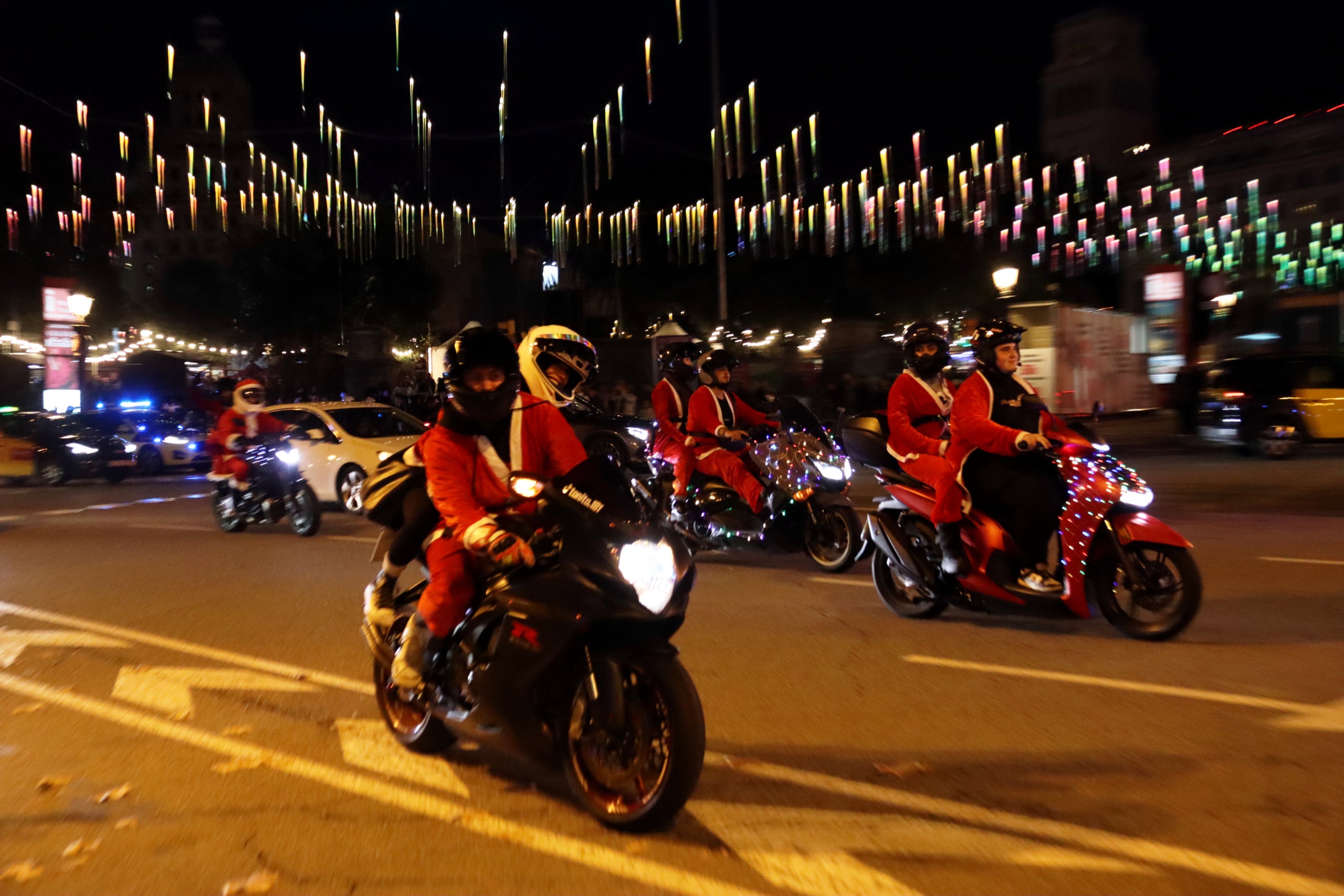 Participants a la papanoelada motera al seu pas per plaça Catalunya | Nazaret Romero (ACN)