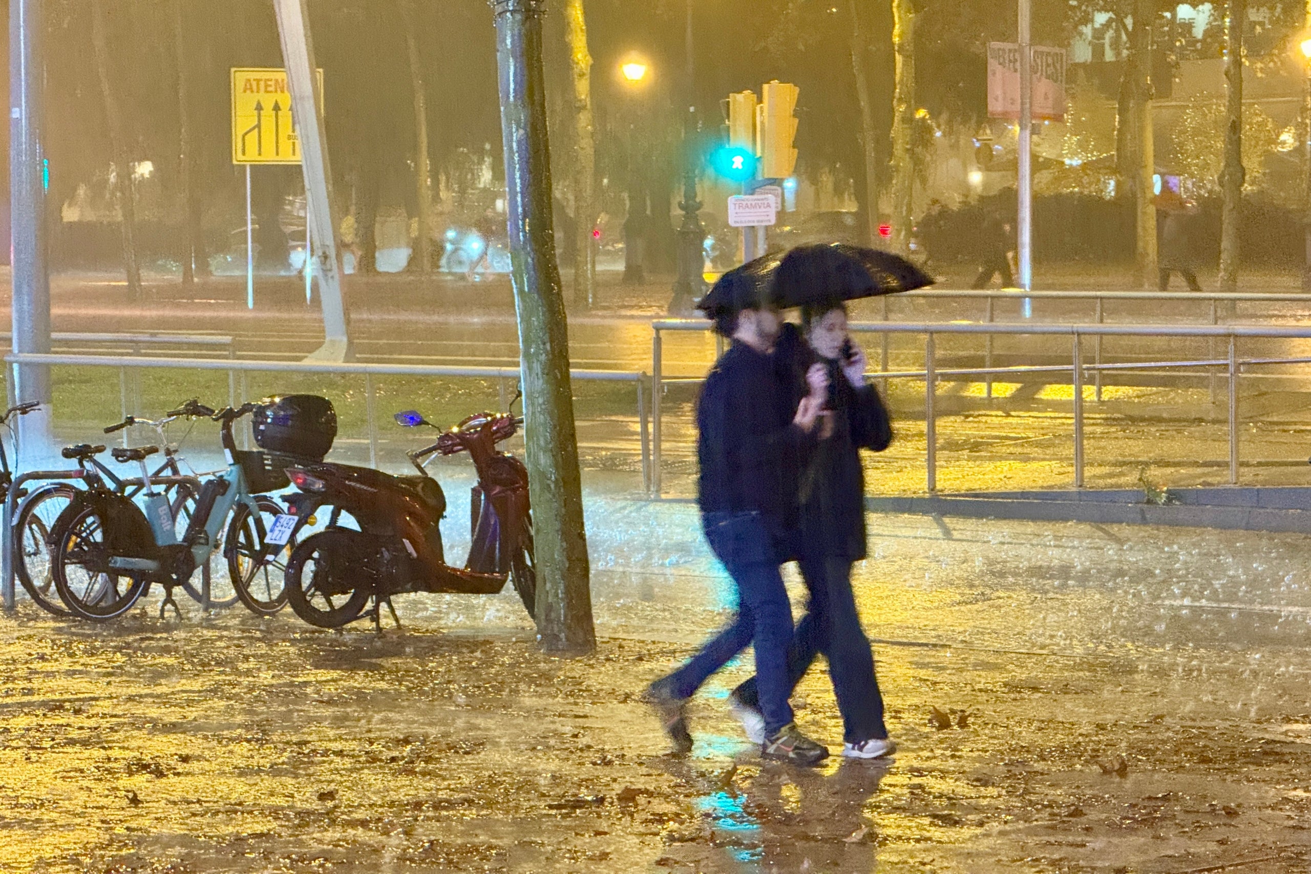 Una parella sota la pluja a l'altura de l'Illa Diagonal, a Barcelona / ACN