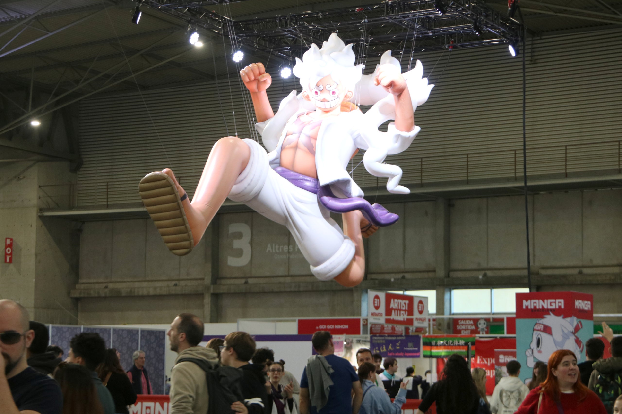 Figura del protagonista del manga i anime One Piece, Monkey D. Luffy, penjant a la Fira de Barcelona durant el Saló / ACN