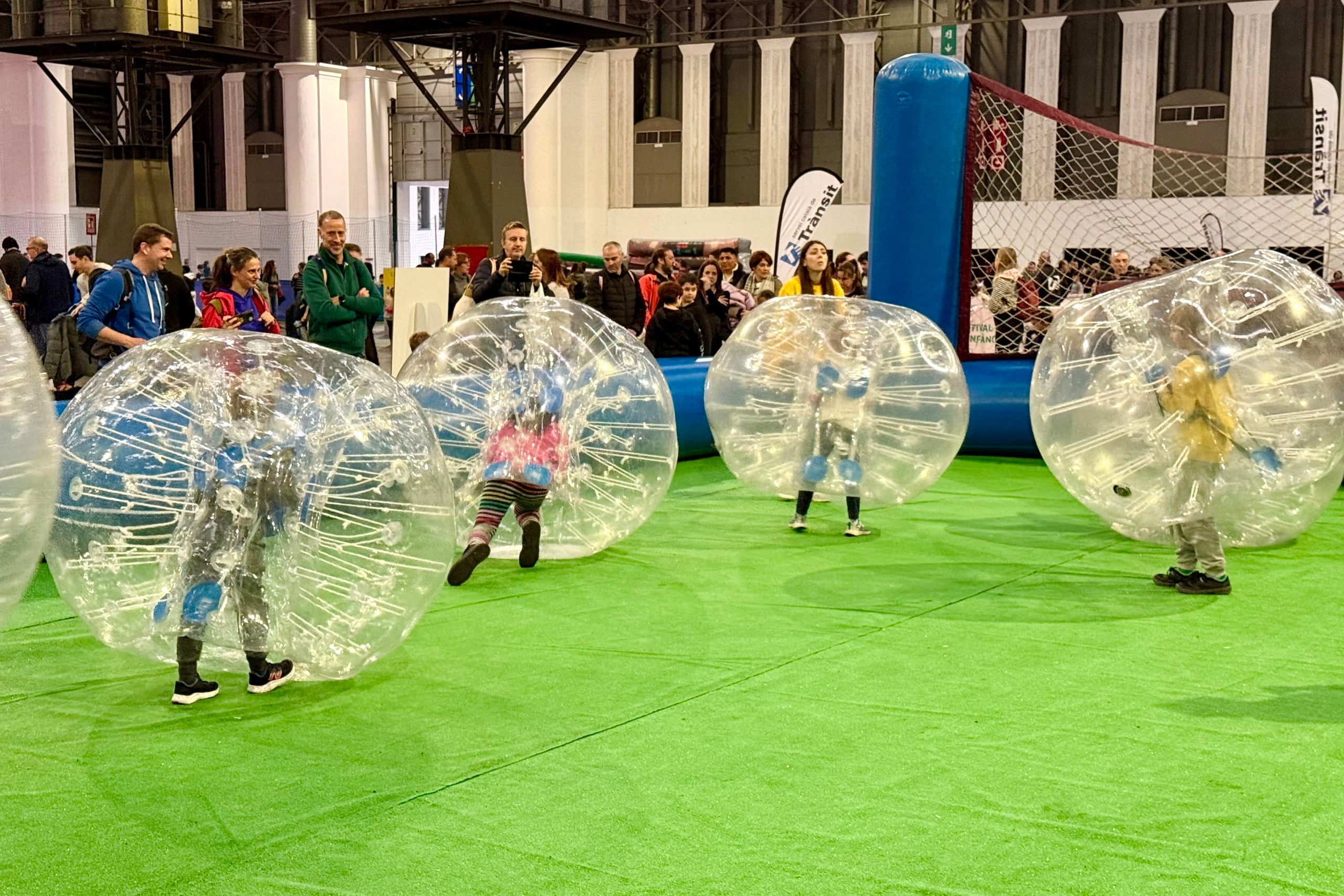 Fútbol dentro de burbujas en el festival de la Infancia de Barcelona. | Albert Segura (ACN)