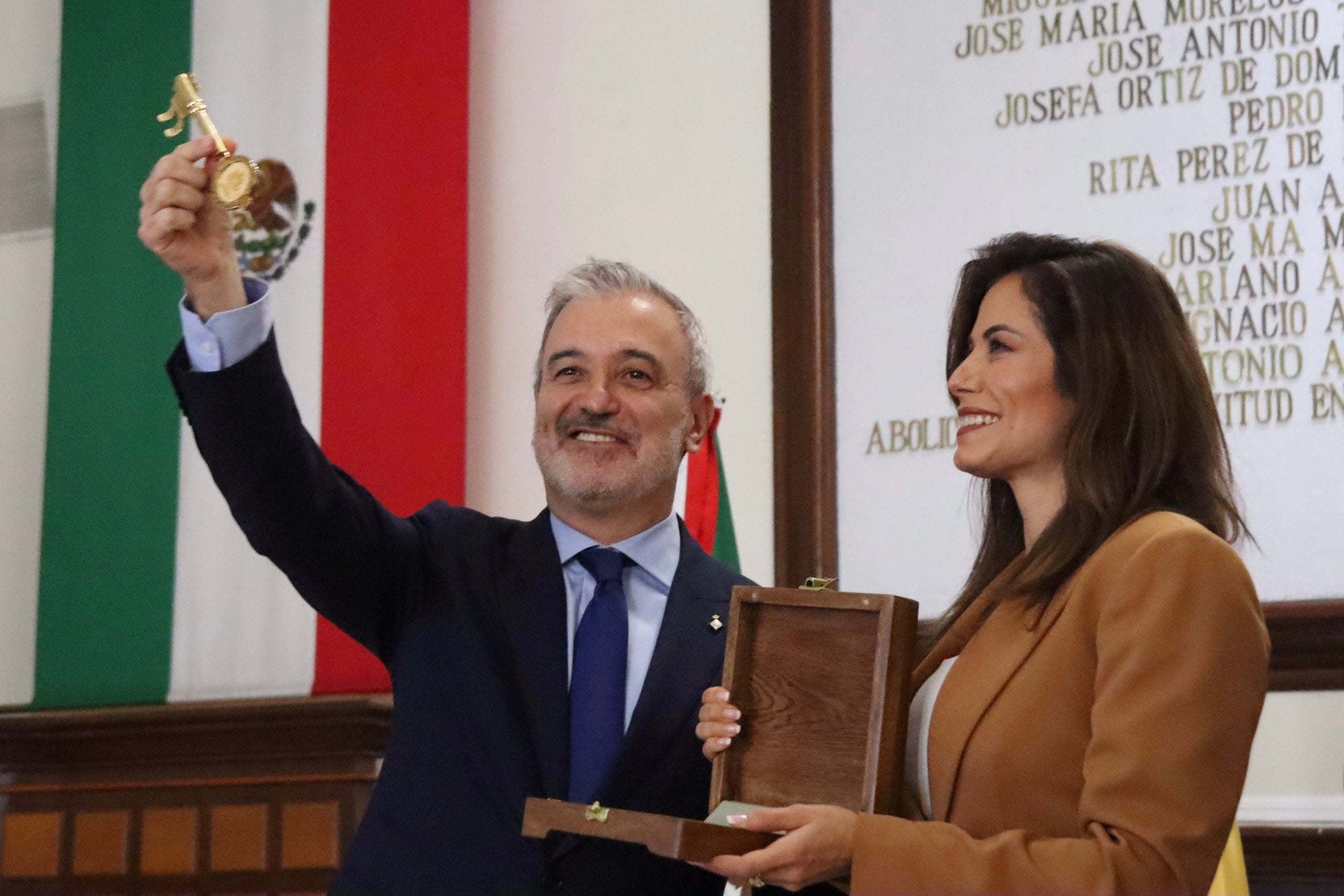 L'alcalde de Barcelona, Jaume Collboni, rep les claus de la ciutat en un acte a l'Ajuntament de Guadalajara | Nico Tomás (ACN)