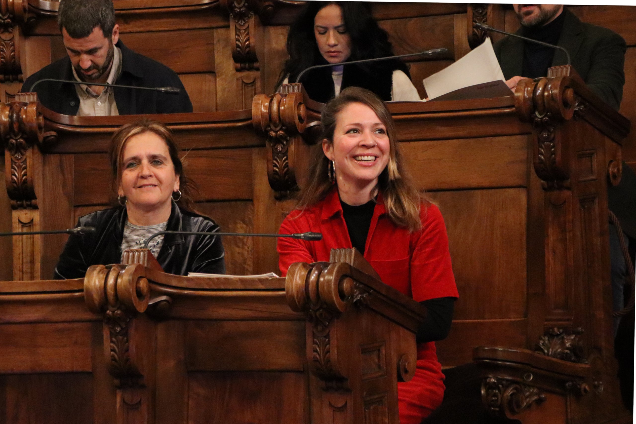 Les regidores Gemma Tarafa i Janet Sanz (dreta), en el plenari del desembre / ACN-Blanca Blay