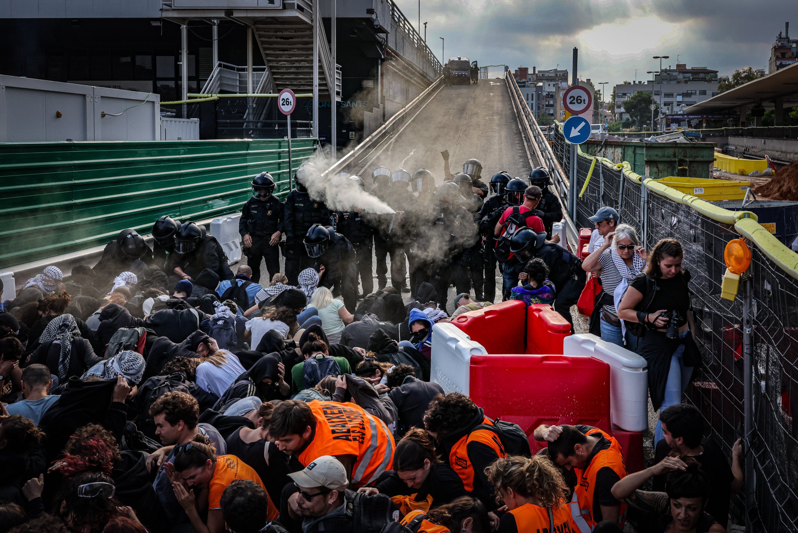 Els Mossos van ruixar amb gas pebre els manifestants a l'estació de Sants
| Jordi Borràs (ACN)