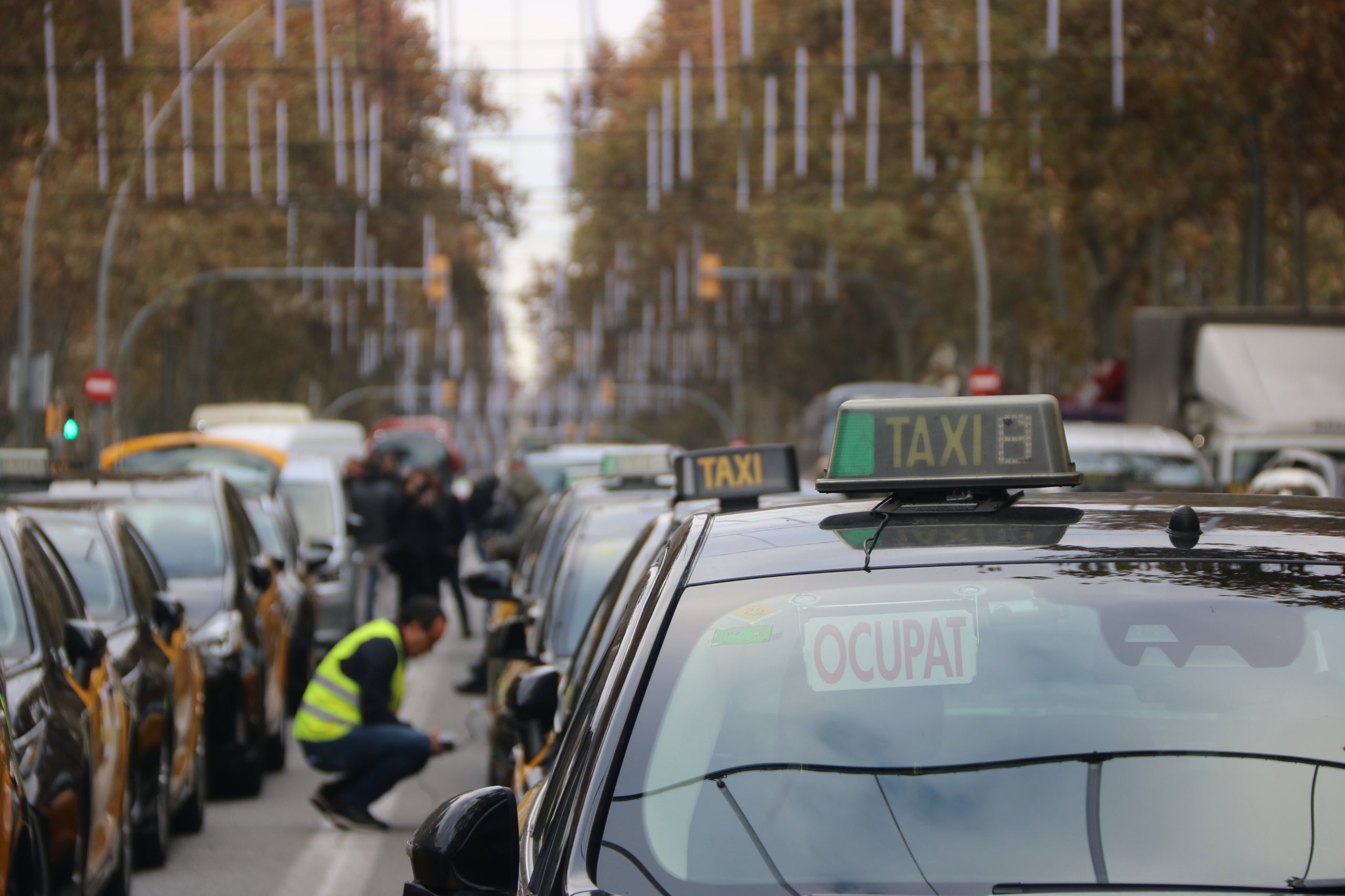 Taxistes concentrats a la Gran Via per protestar contra Uber / ACN