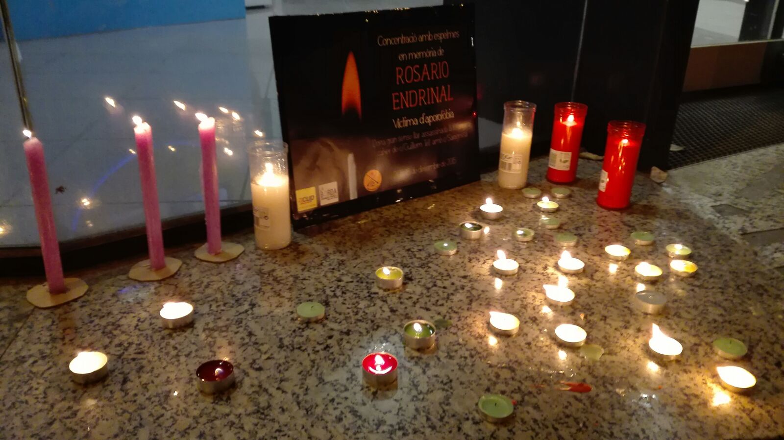 Espelmes en record de la Rosario Endrinal, el 2015, en el caixer en el qual la van assassinar / Wkimedia-Jove