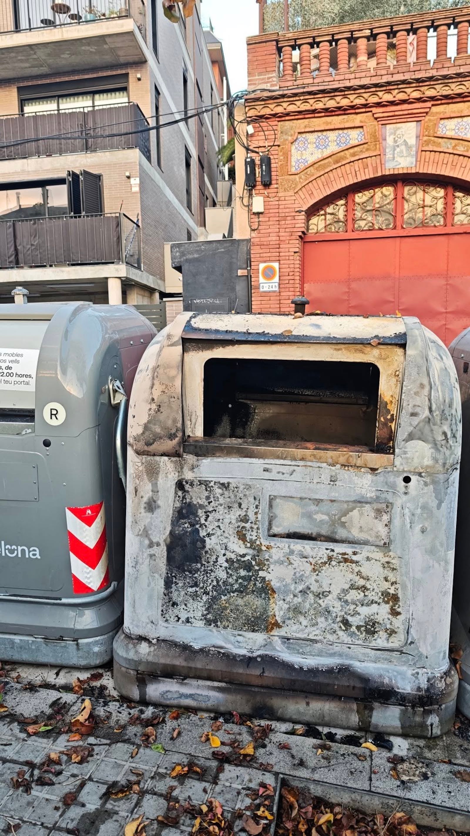Un contenidor cremat al carrer de Camil Oliveras, al Guinardó / Cedida-La Veu del Guinardó 