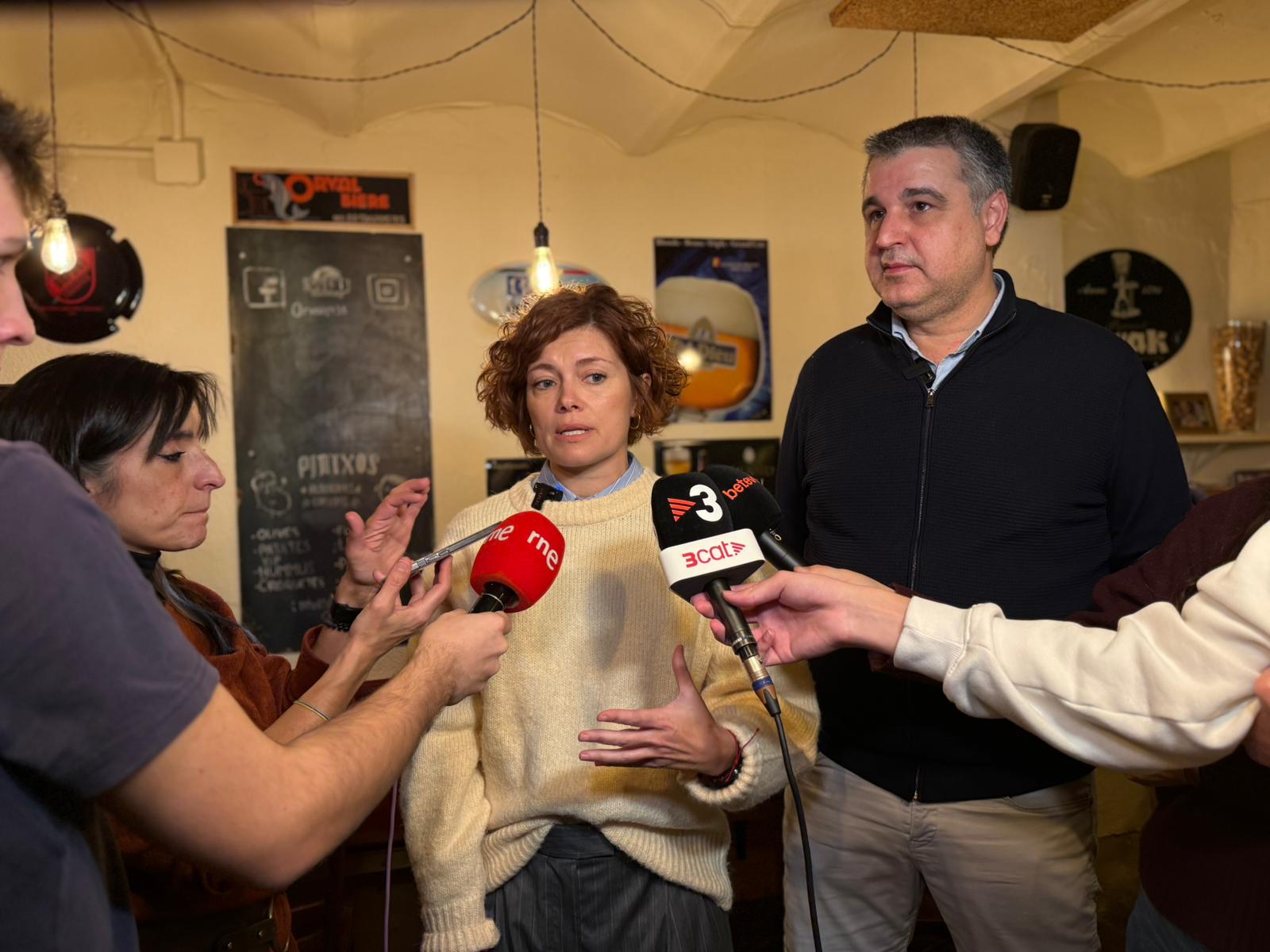 Elisenda Alamany i Roger Pallarols, al bar Lambicus, al carrer de Tamarit, aquest dimarts / ERC