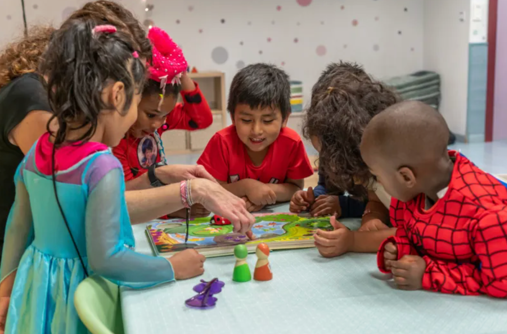 Infants beneficiaris del programa CaixaProinfància gaudint dels Espais de Creixement per a infants de 3 a 6 anys. © Fundació ”la Caixa”