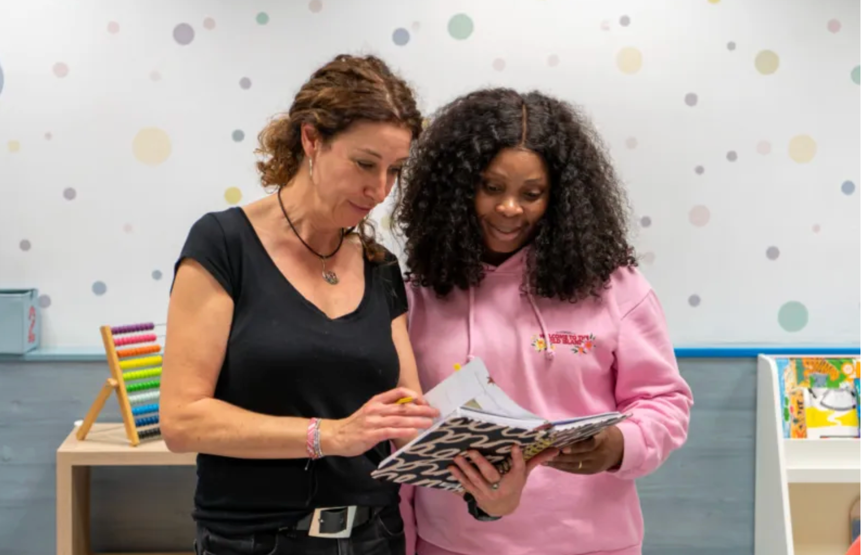 Arantxa i Sara Agbonghiek, mare usuària dels Espais de Creixement 3-6 de CaixaProinfància. © Fundació ”la Caixa”