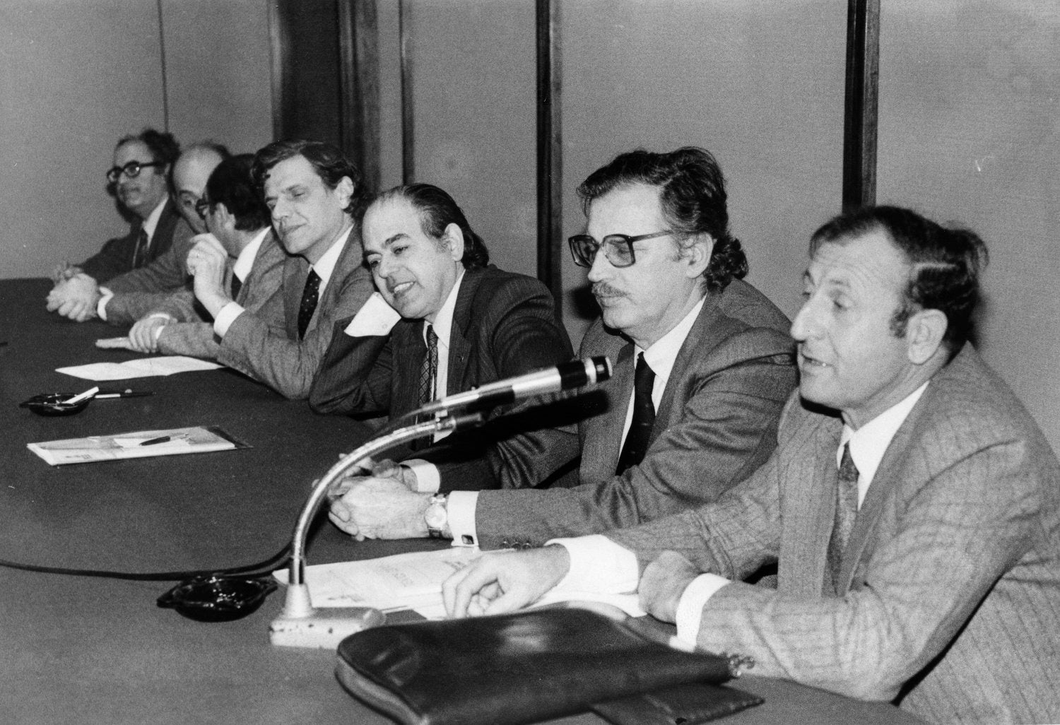 Roda de premsa de presentació de les llistes municipals de CiU el 13 de març del 1979 amb Xavier Millet (dreta de la imatge) i Jordi Pujol (centre) / AFB, Diario de Barcelona, 14 de març del 1979