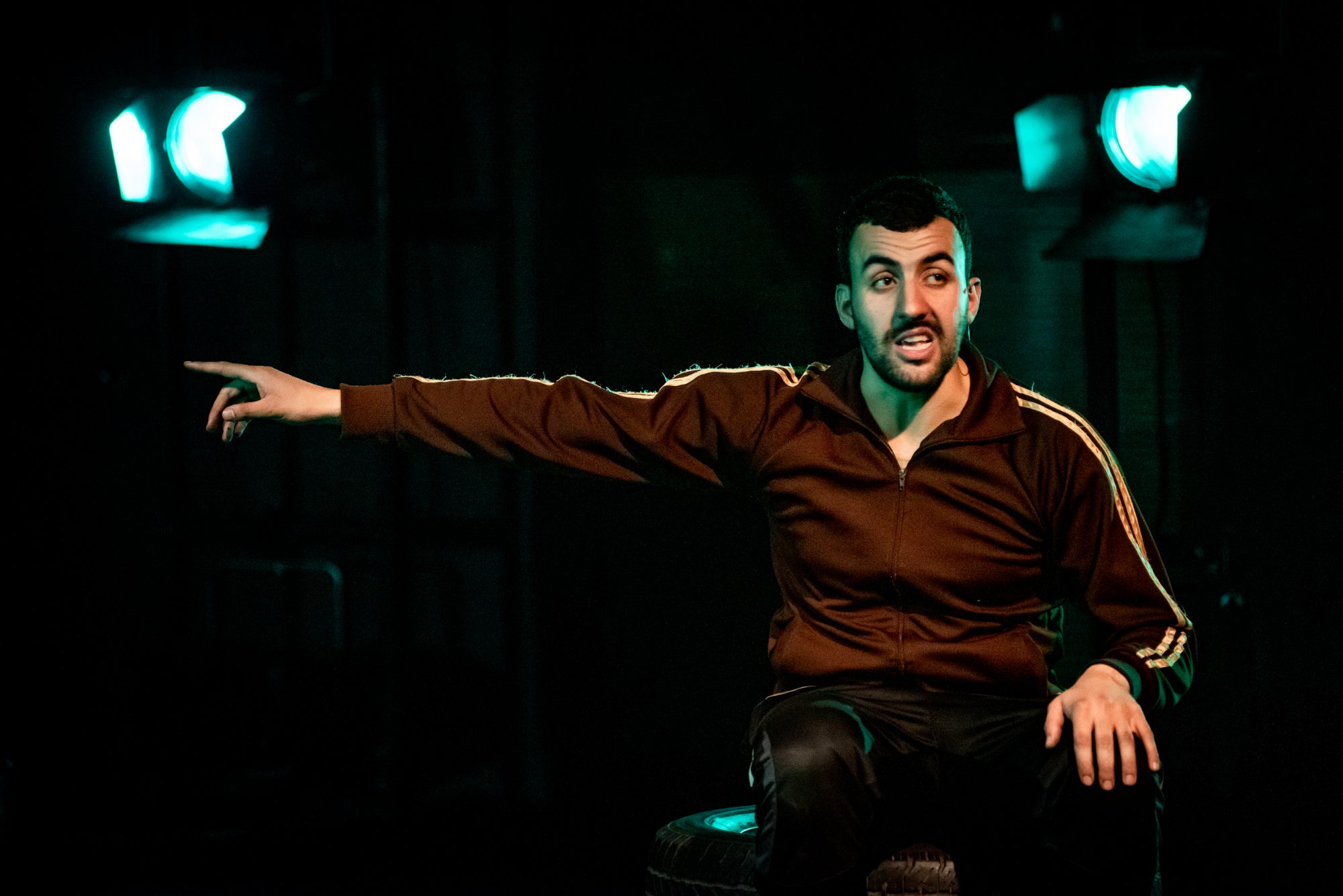 Una de les escenes del thriller teatral 'BONOBO 2.0' interpretat per Moha Amazian i dirigit per Josep Julien / Cedida