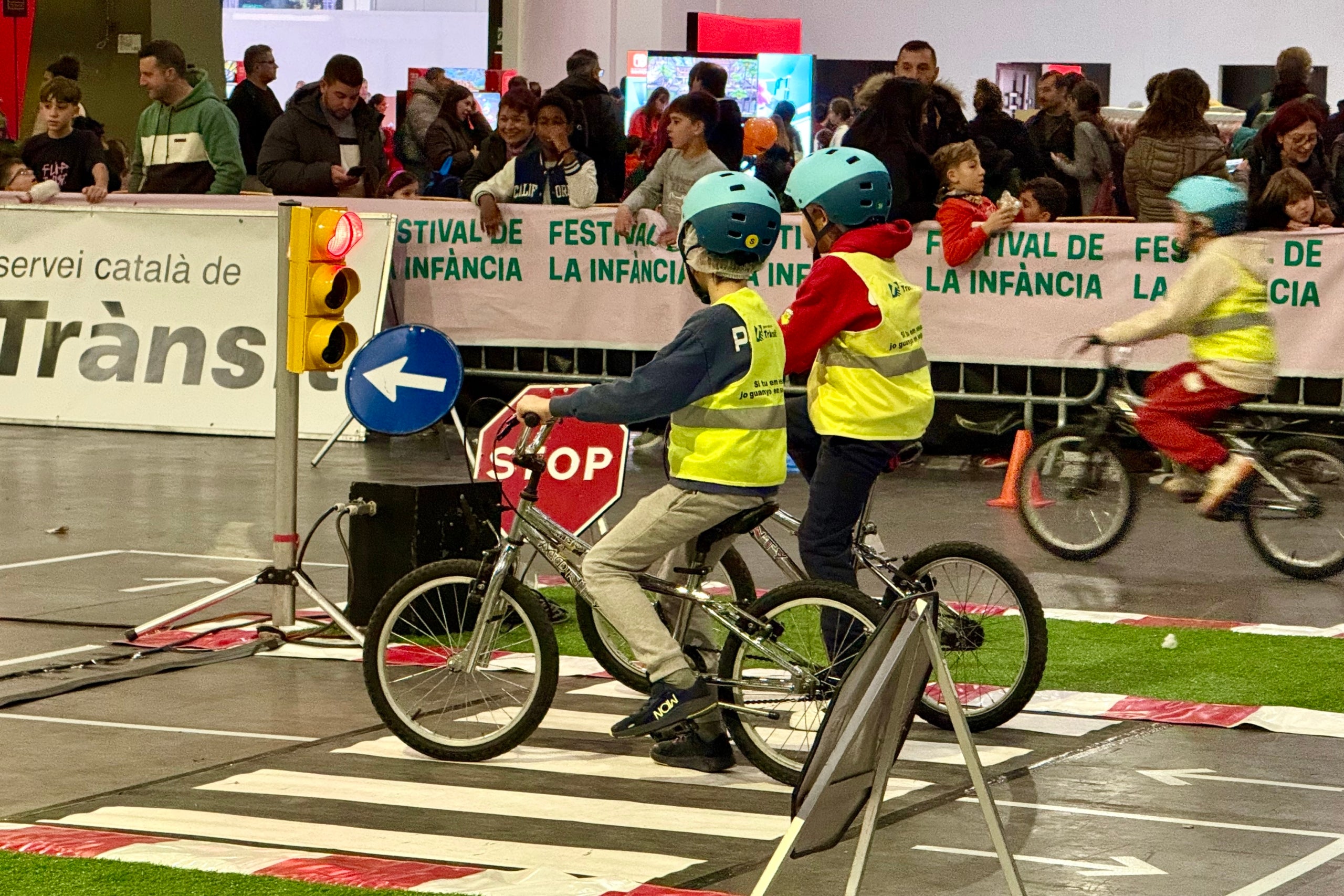 Circuito para aprender a conducir en el festival de la Infancia de Barcelona. | Albert Segura (ACN)