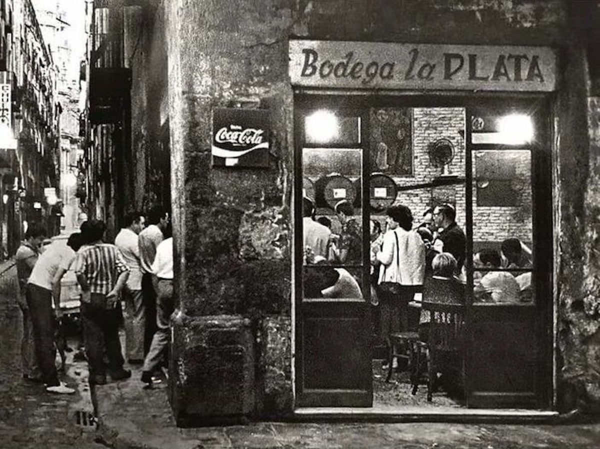 Fotografia antiga del Bar La Plata del Gòtic a la segona meitat del segle XX / Bar La Plata