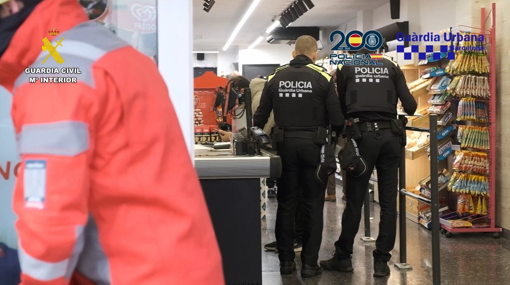 Agents de la Guàrdia Urbana i de la Policia Nacional en una de les inspeccions a súpers de Barcelona / Guàrdia Urbana-Policia Nacional-Guàrdia Civil