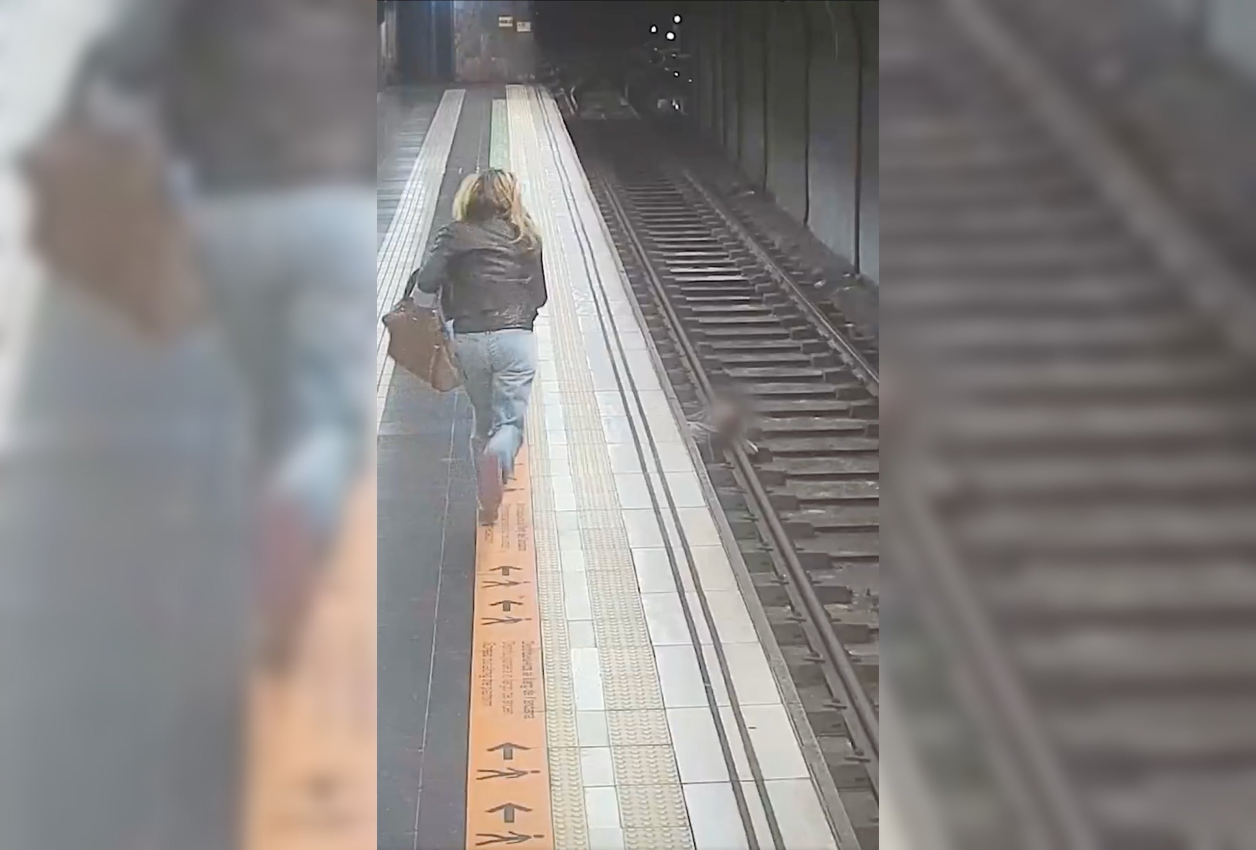 El vídeo dels Mossos en què una agent fora de servei córrer per salvar un home que ha caigut a la via del metro