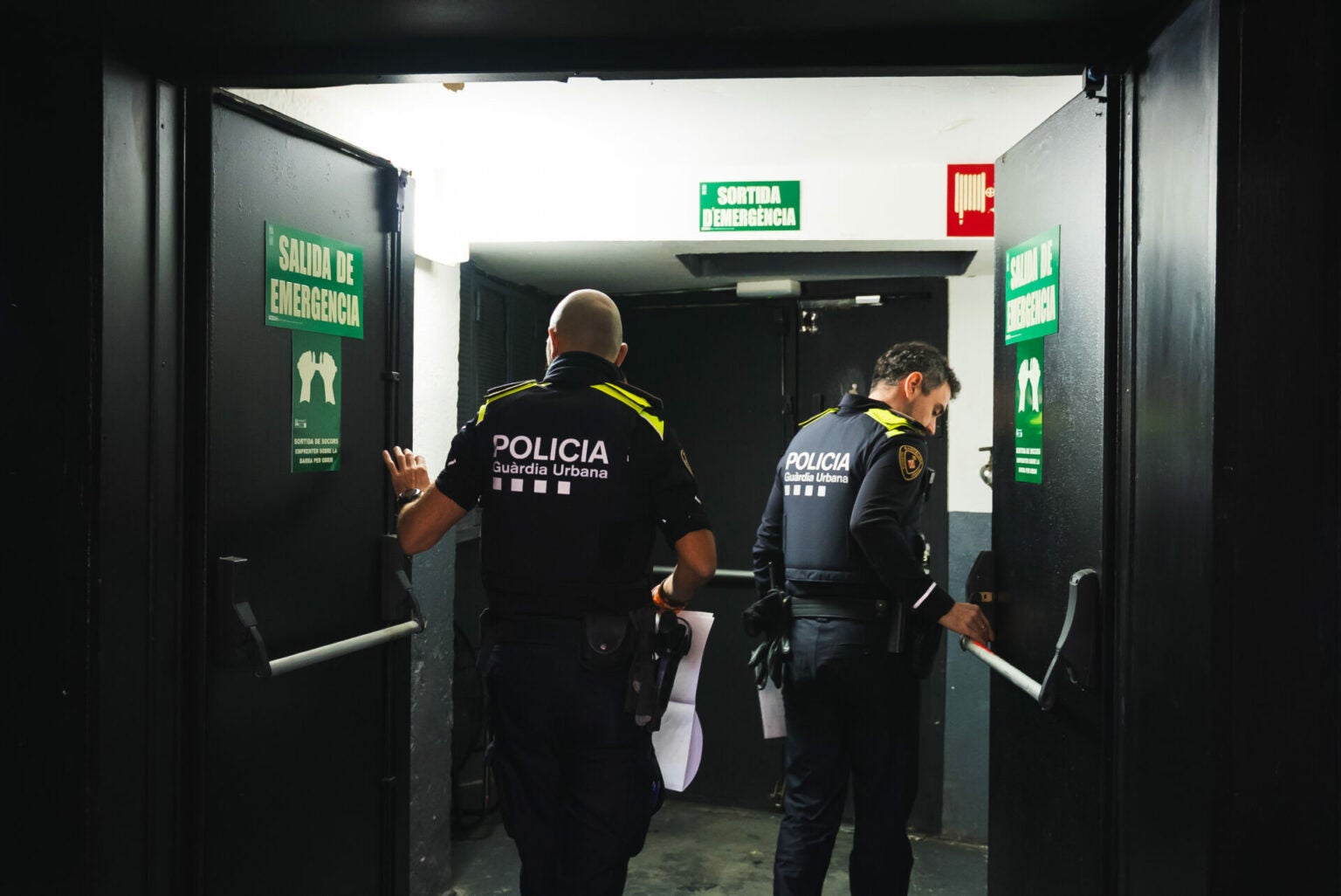 Dos agents de la Guàrdia Urbana fan una inspecció en un local d'oci nocturn / Ajuntament de Barcelona