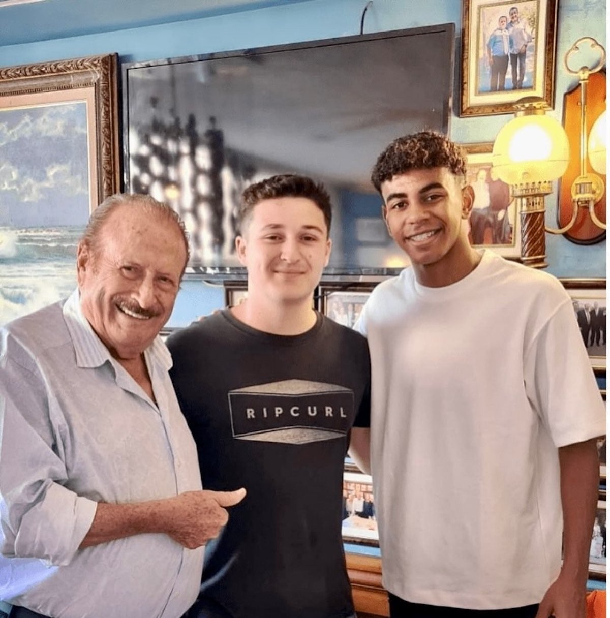 Silvestre Sánchez, a l'esquerra, amb el jugador del Barça Lamine Yamal / Instagram restaurant Salamanca