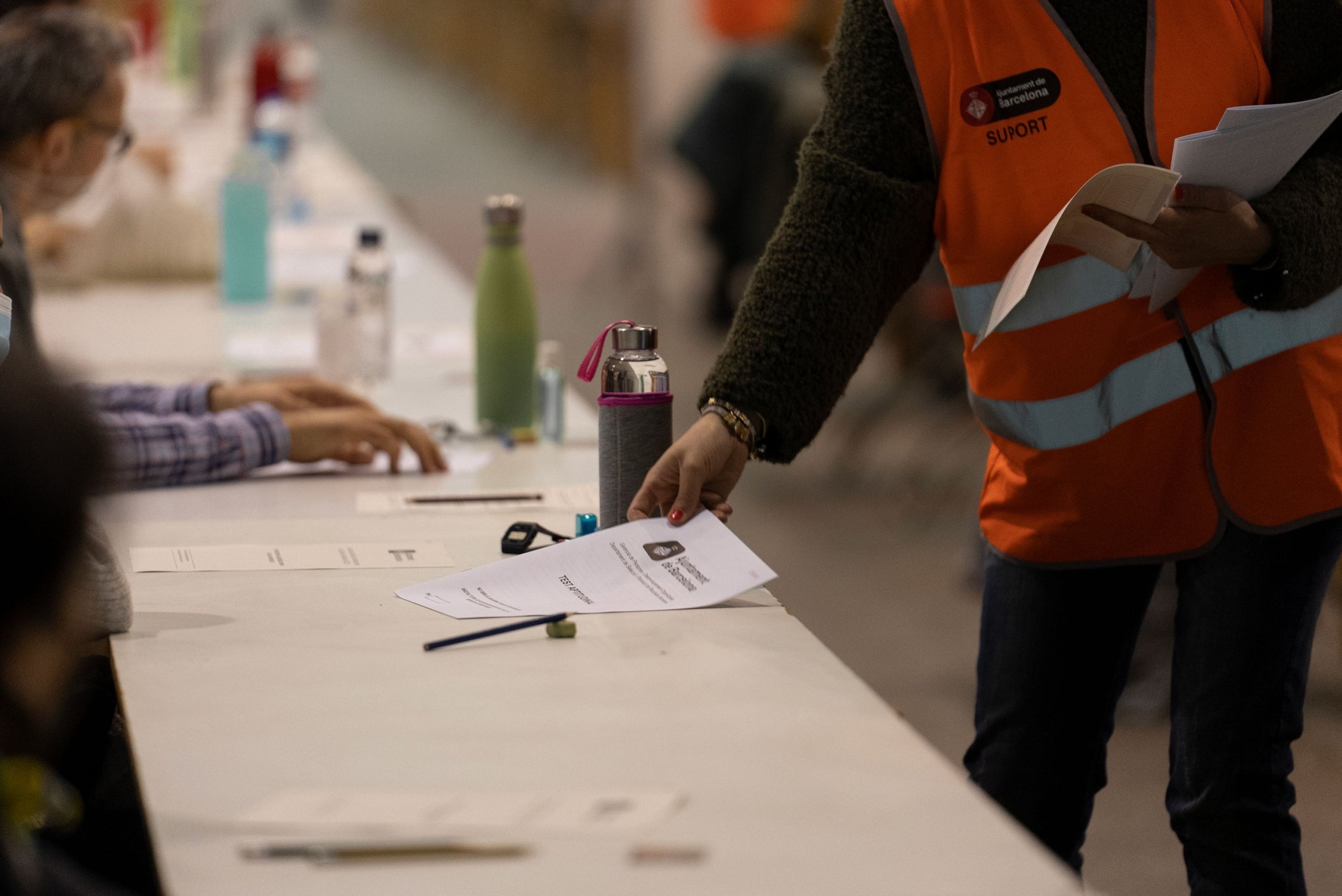 Imagen de un examen de acceso a la bolsa de trabajo del Ayuntamiento de Barcelona | Martí Petit