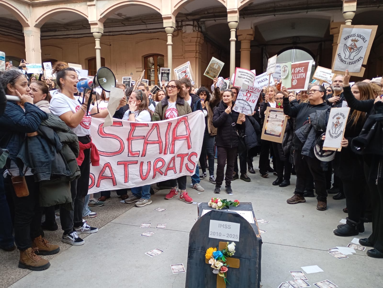 La protesta de les treballadores de Serveis Socials a la Model | Iamtage cedida