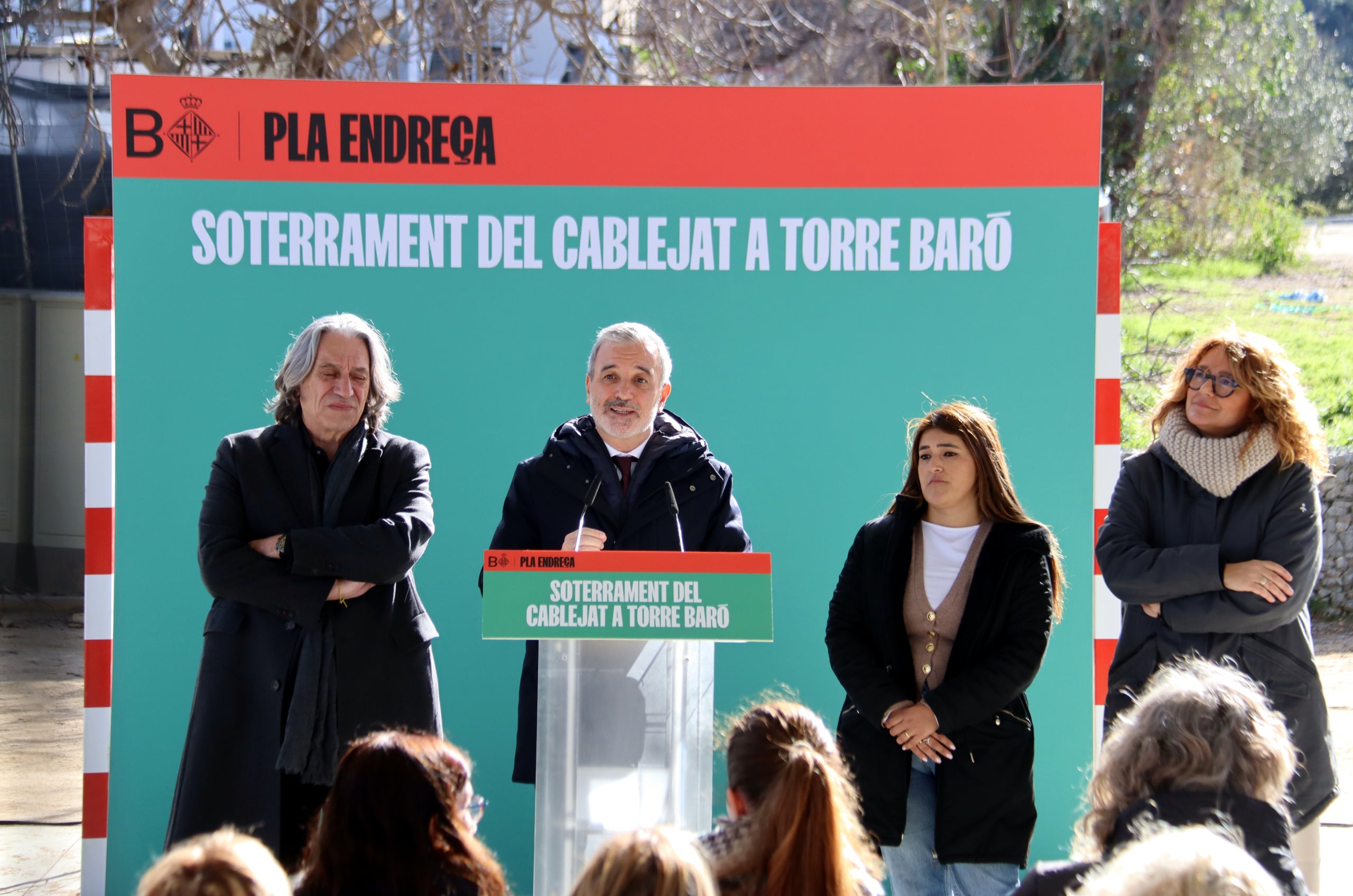 L'alcalde de Barcelona, Jaume Collboni, la tinenta d'Urbanisme, Laia Bonet, i el regidor de Nou Barris Xavier Marcé en la presentació del pla per soterrar el cablejat a Nou Barris | Nazaret Romero (ACN)