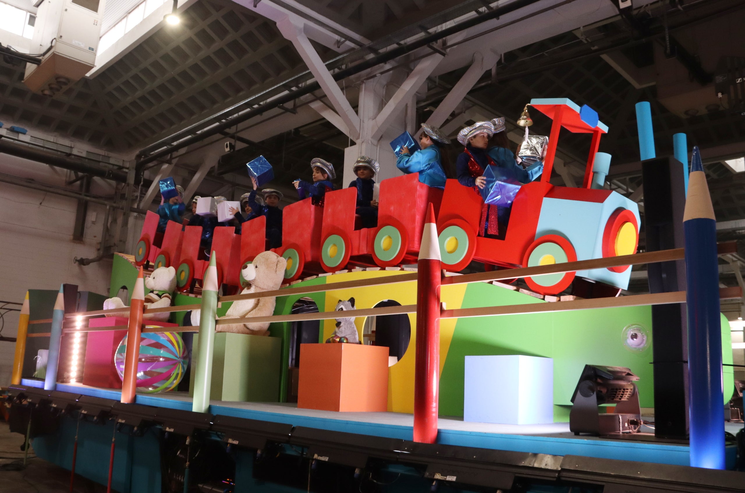 La nova carrossa de les joguines de la cavalcada de Reis de Barcelona, quan falten alguns dies per a l'arribada de Ses Majestats. | Miquel Codolar (ACN)