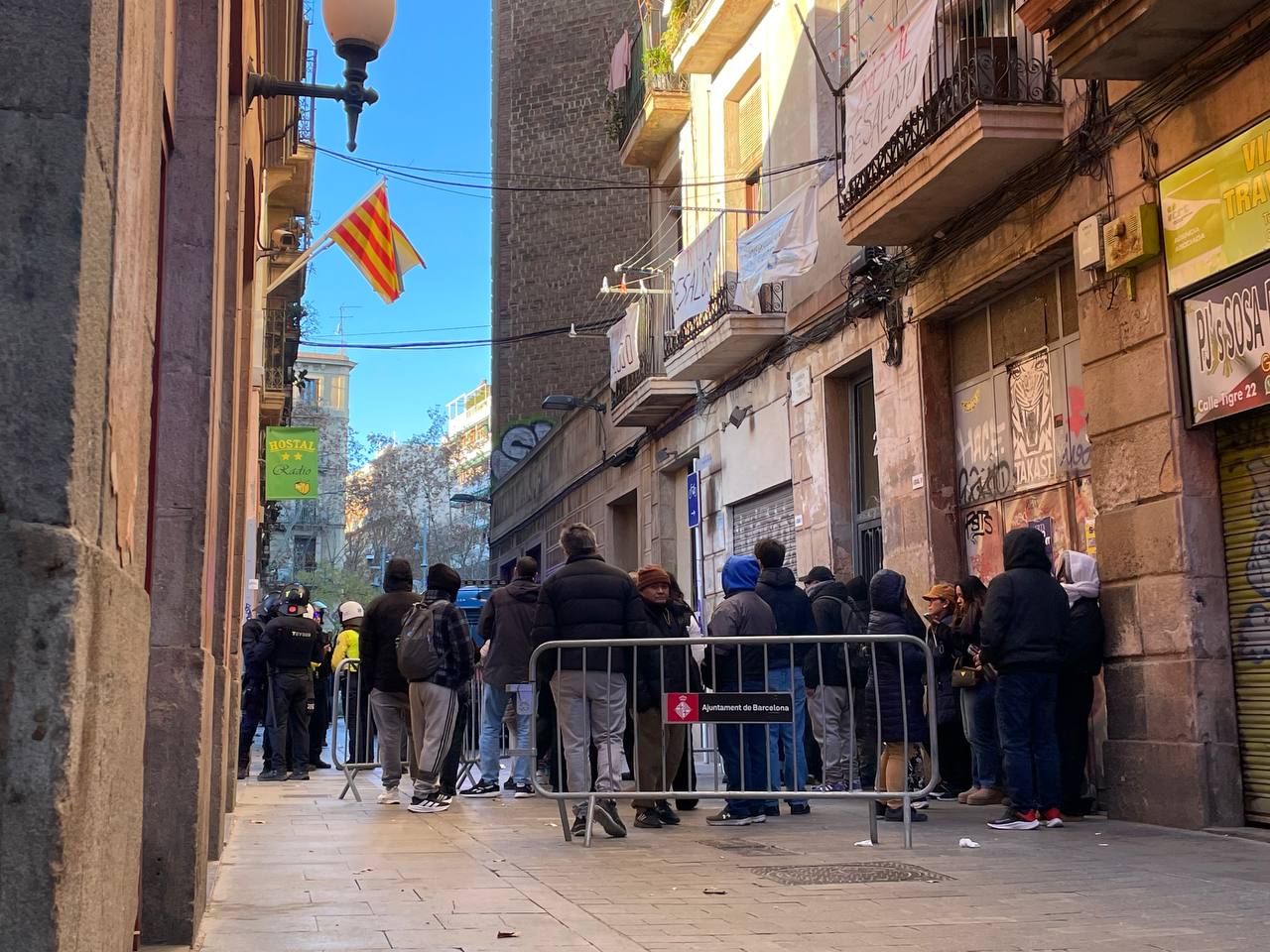 Protesta per evitar el desnonament d'un bloc del Raval al·legant risc estructural / A.R.