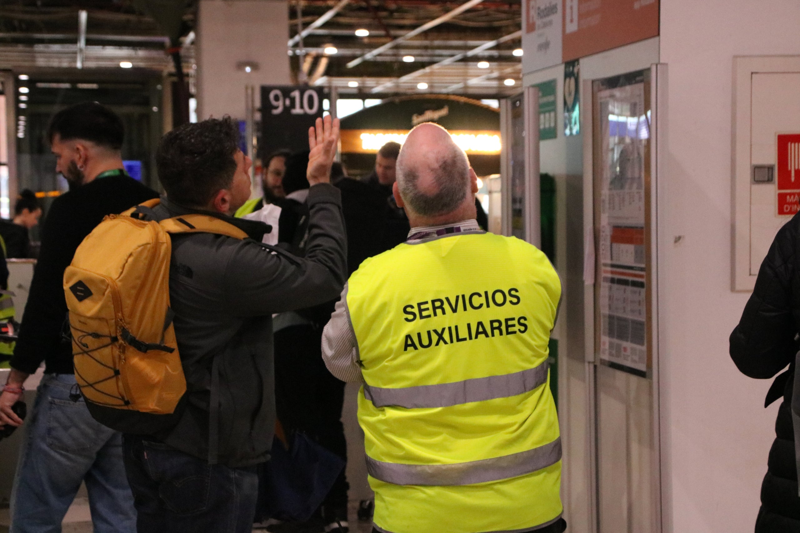 Un usuari pregunta informació sobre el seu tren a l'estació de Sants
| Sara Soteras (ACN)