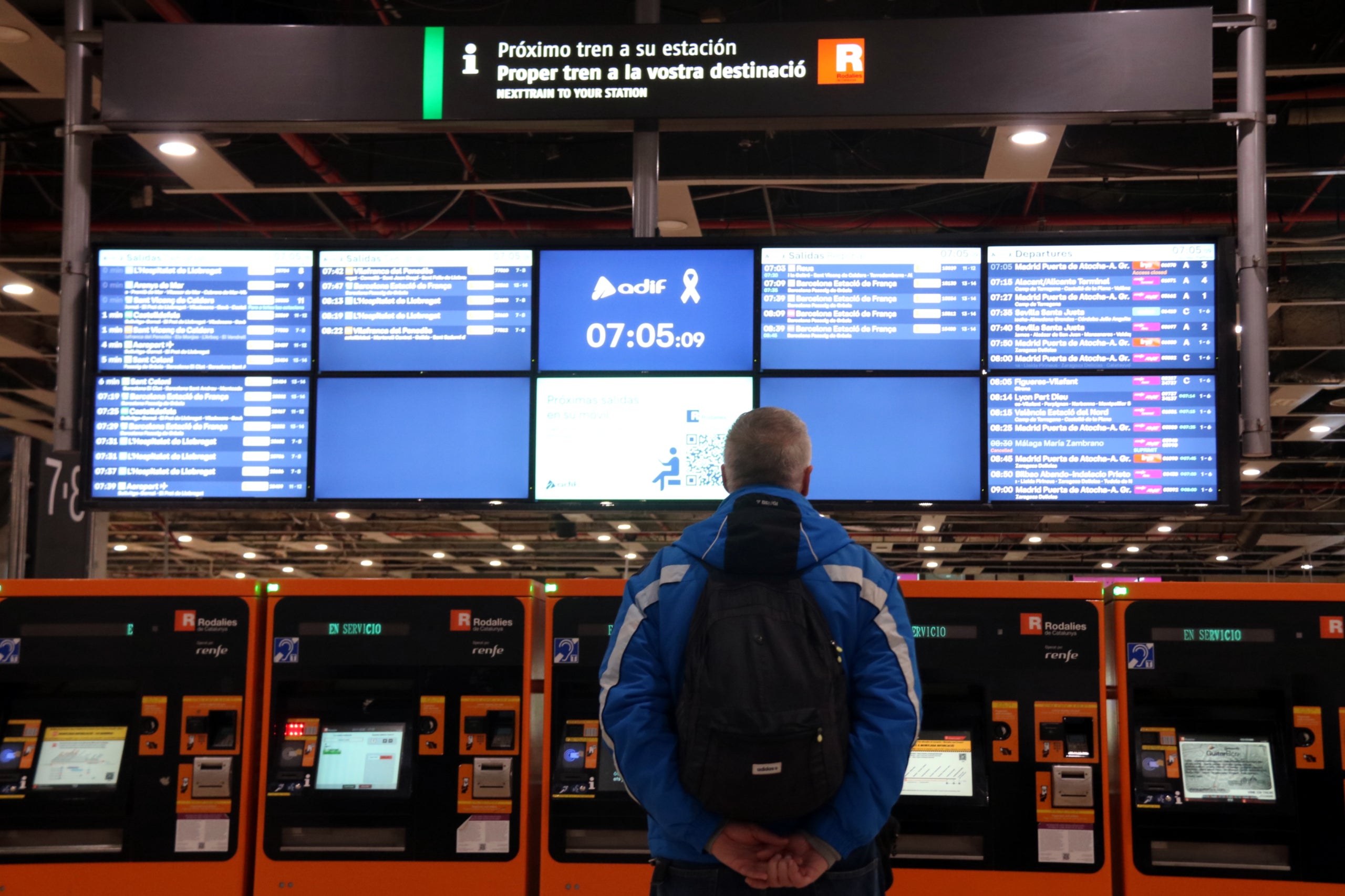 Un home consulta les pantalles de Rodalies a l'estació de Sants / ACN