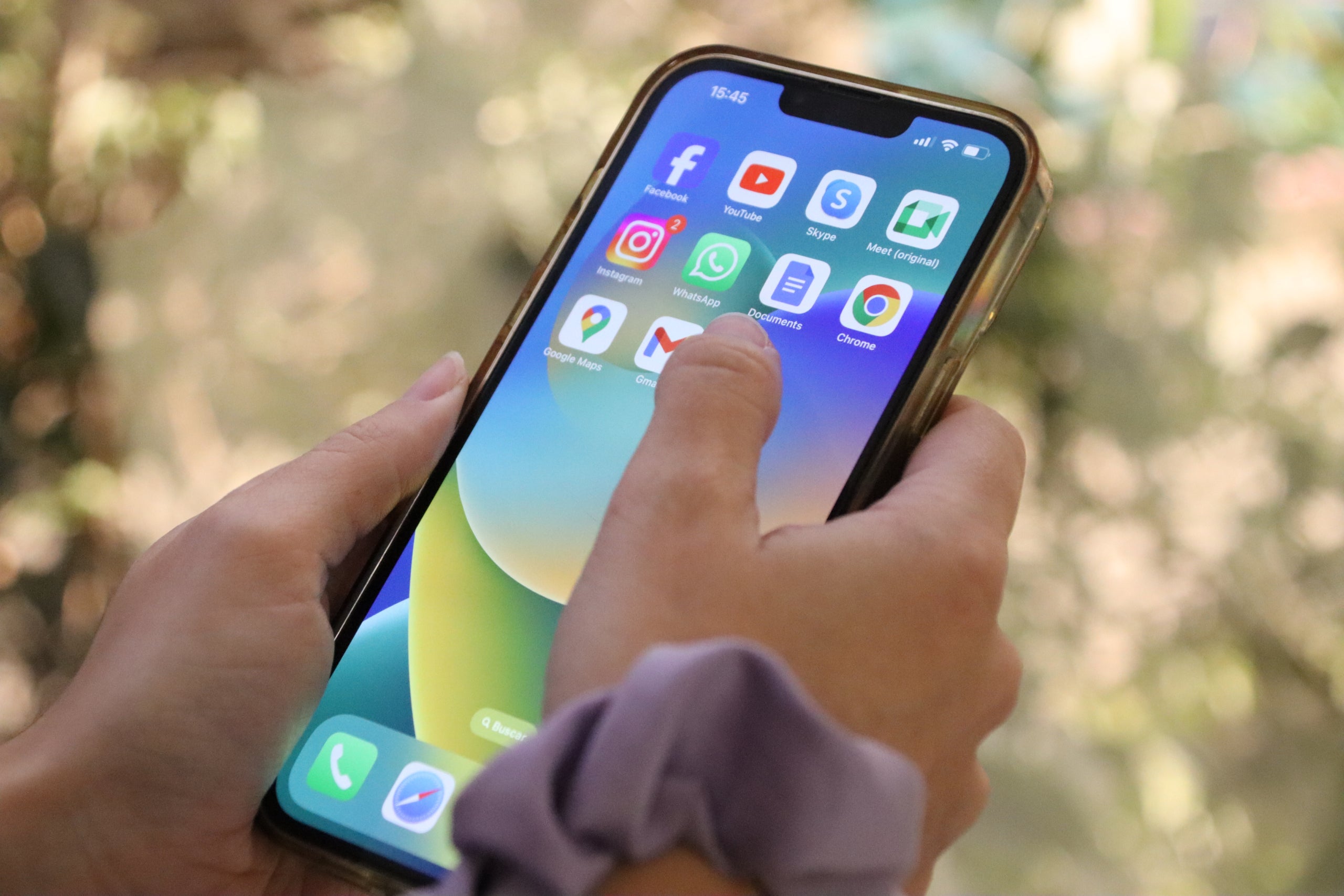 Una usuària amb un telèfon intel·ligent | Eli Don (ACN)