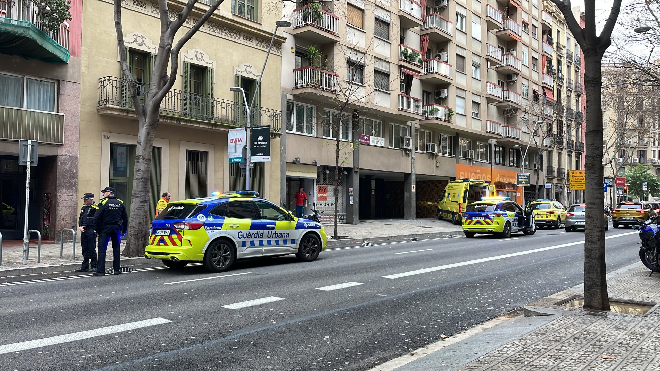 Actuació dels Bombers, la Urbana i el SEM per poder evacuar del seu pis un veí del carrer d'Aragó / A.R.