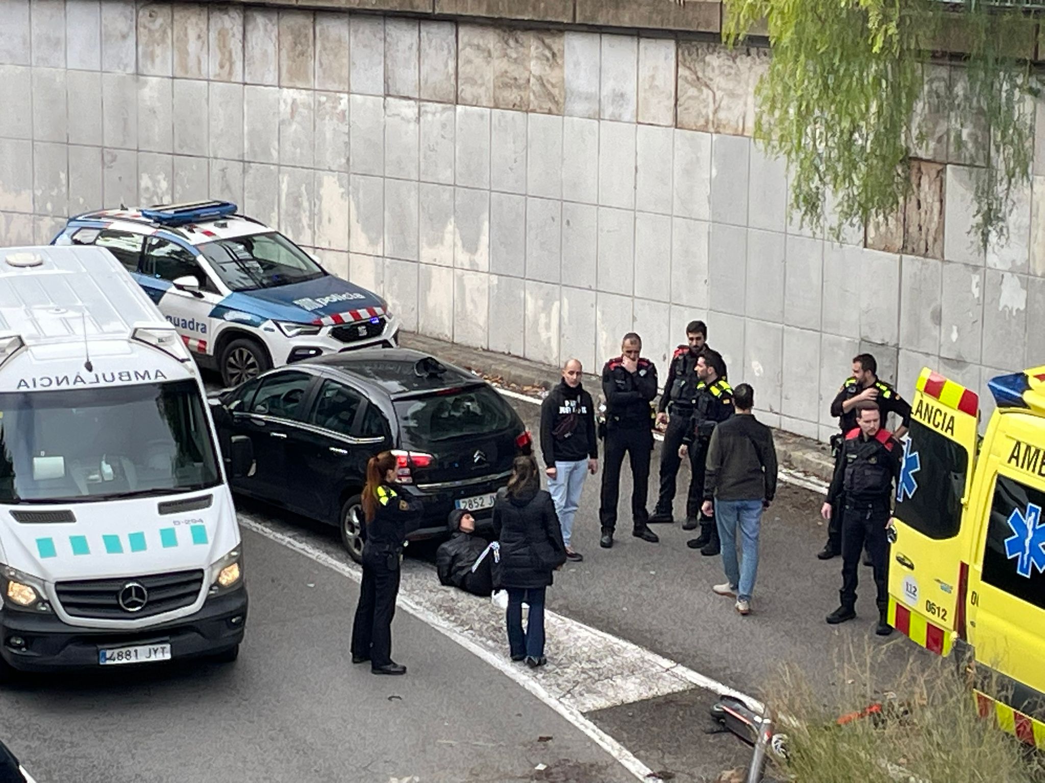 Guàrdia Urbana i Mossos d'Esquadra, en el lloc de l'accident del patinet, a la ronda del Mig / JG-TOT Barcelona
