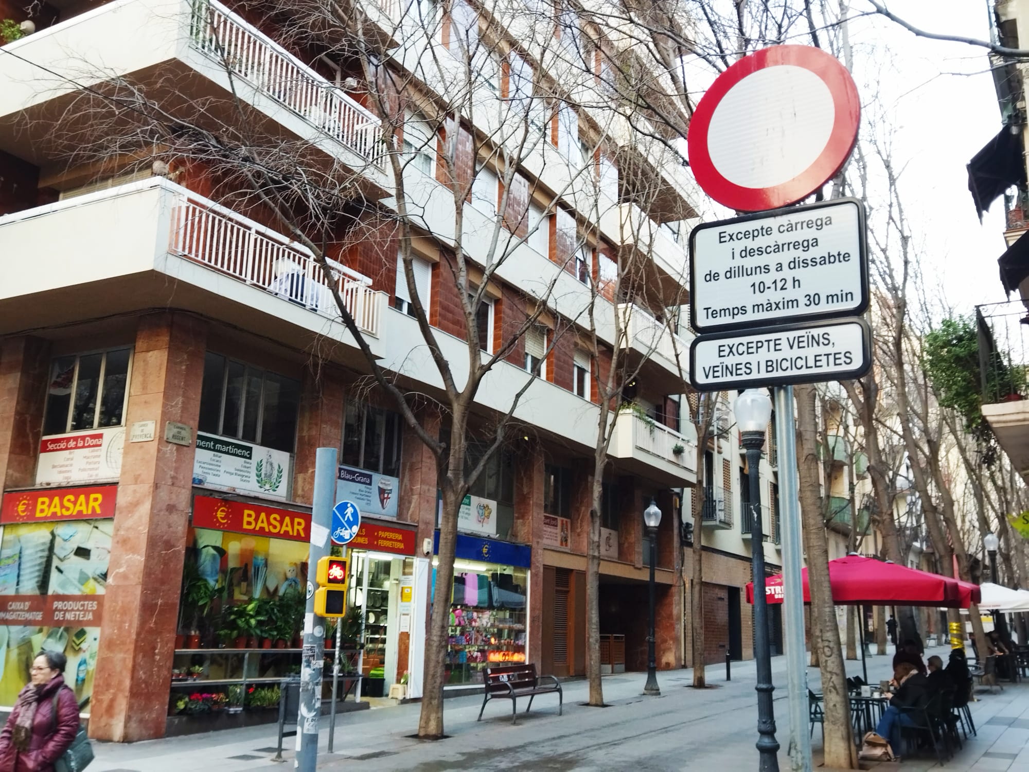 El lloc de l'atropellament del gosset, al carrer de Rogent, amb un senyal de trànsit amb les restriccions de circulació / Jordi Subirana
