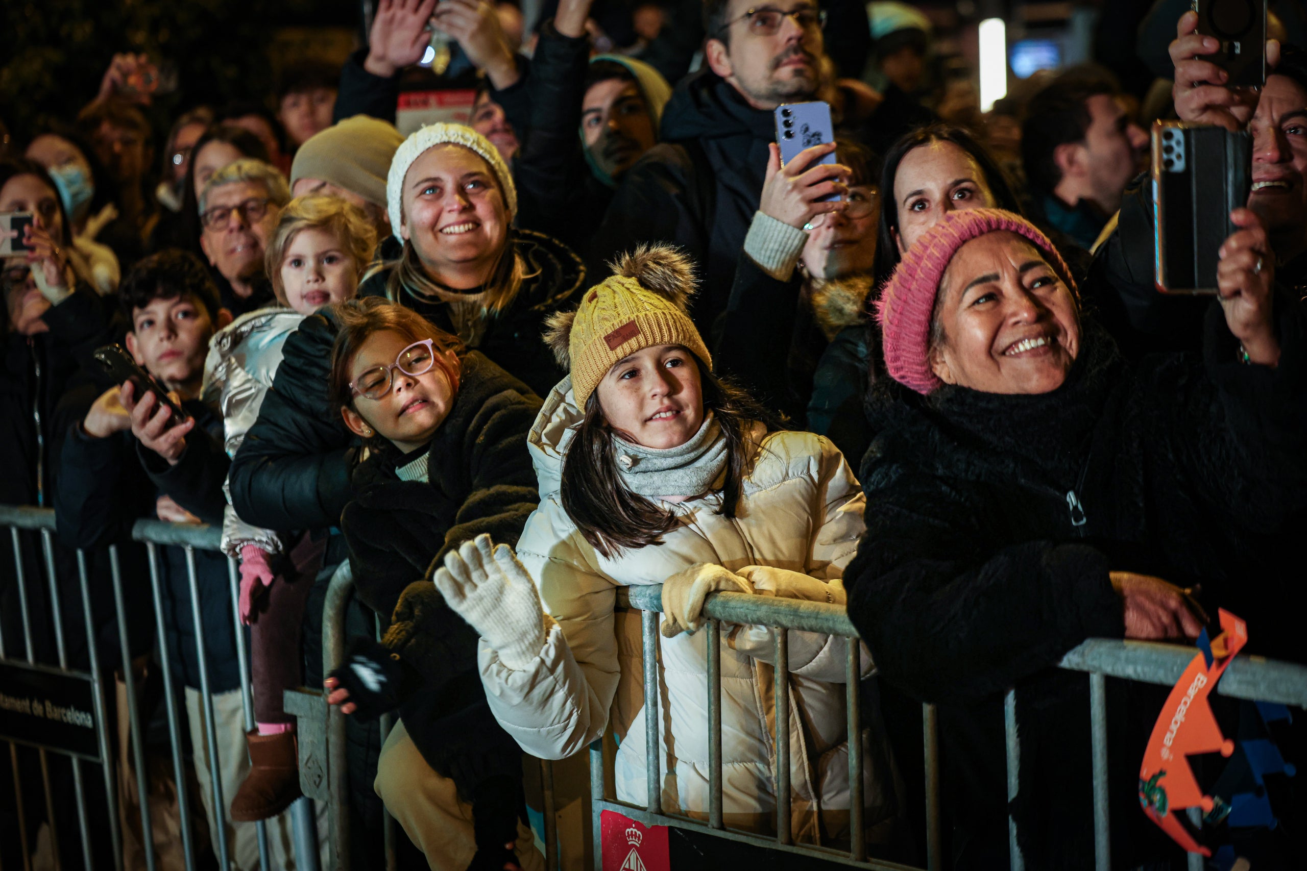 Persones il·lusionades durant la cavalcada dels Reis / Jordi Borràs (ACN)