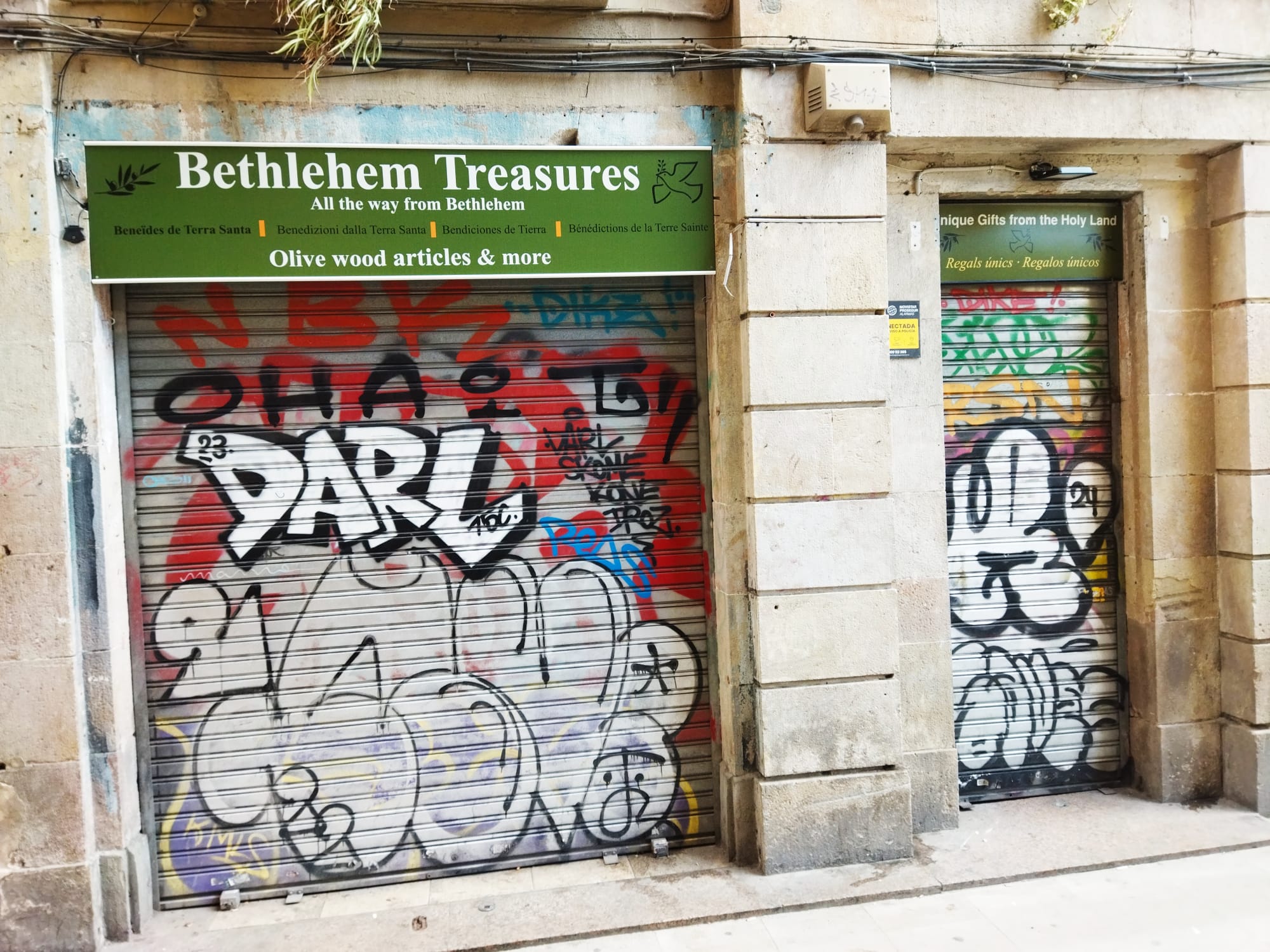 La botiga de Bethelem Treasures, al carrer Escudellers, al barri Gòtic, tancada / Jordi Subirana 