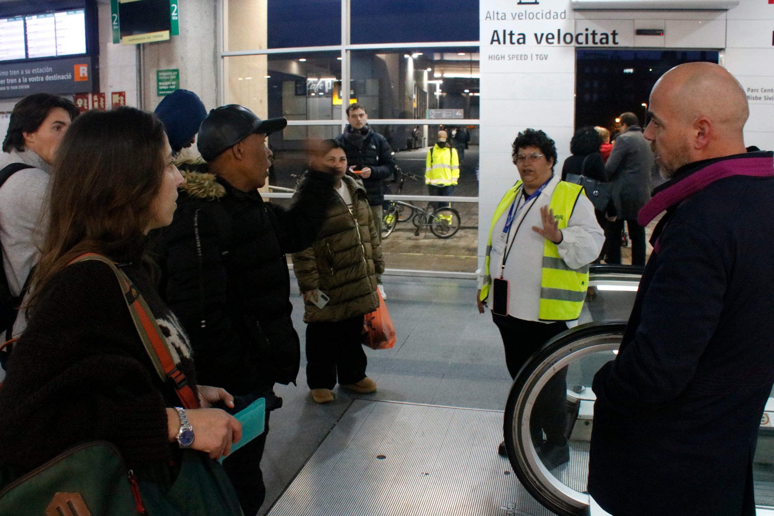Una informadora de Renfe explica la suspensió del servei de Rodalies a un grup d'usuaris / ACN