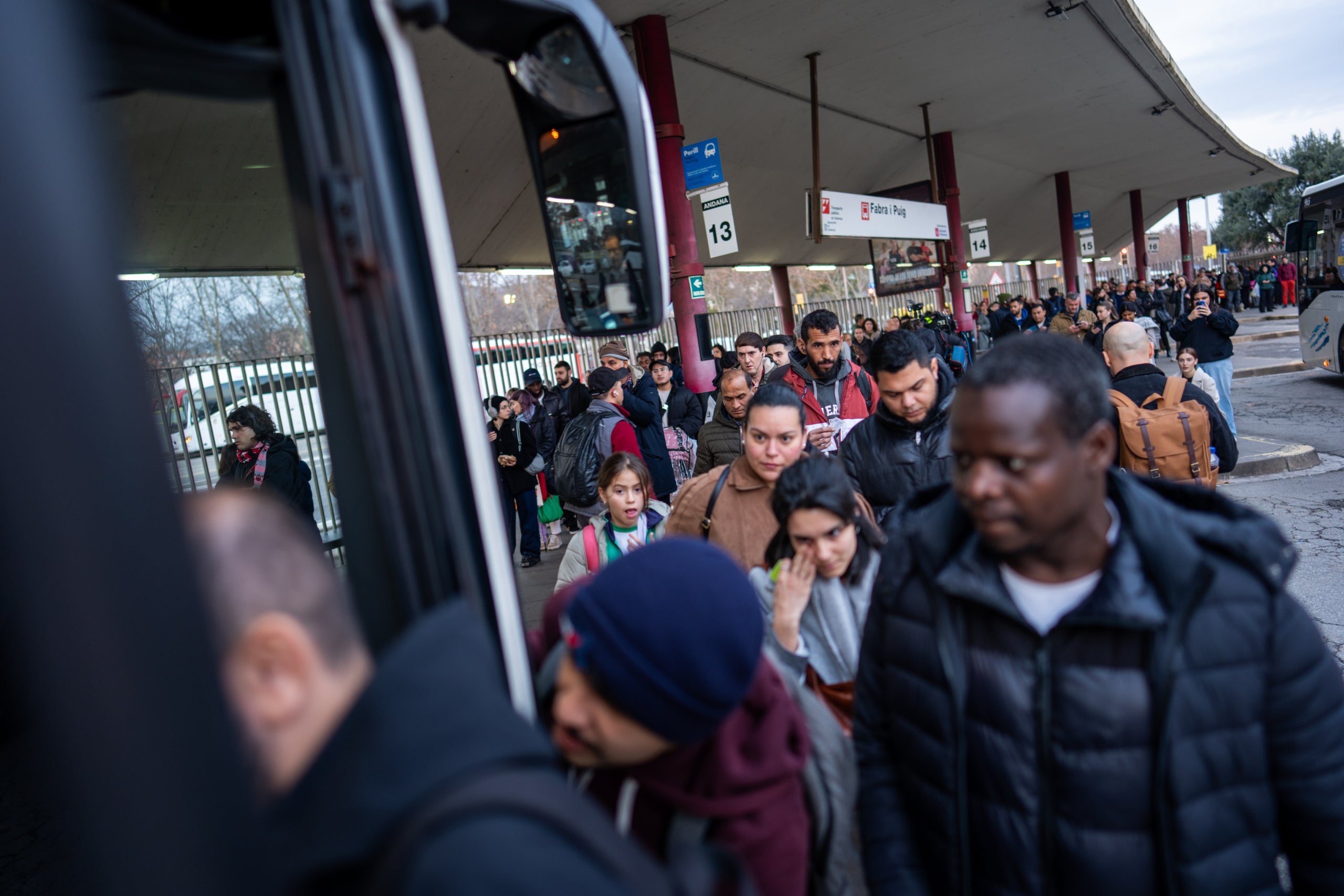 Llargues cues per agafar un bus a l'estació de Fabra i Puig, aquest dimecres / ACN
