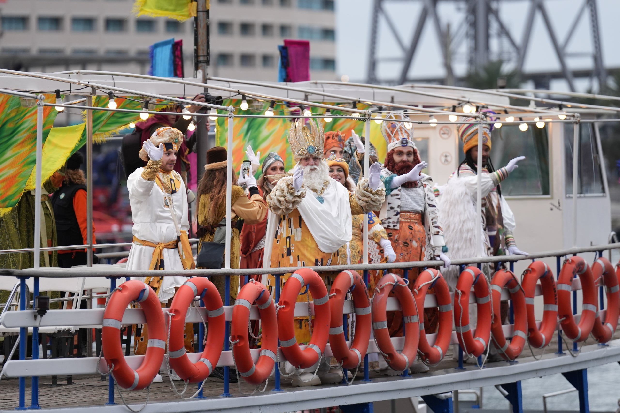 Imatge de l'arribada en golondrina dels Reis Mags / David Zorrakino (Europa Press)