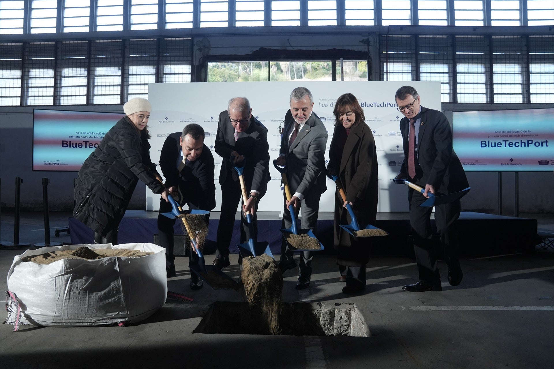 Collboni, Paneque i altres autoritats col·loquen la primera pedra del BlueTechPort |  David Zorrakino / Europa Press